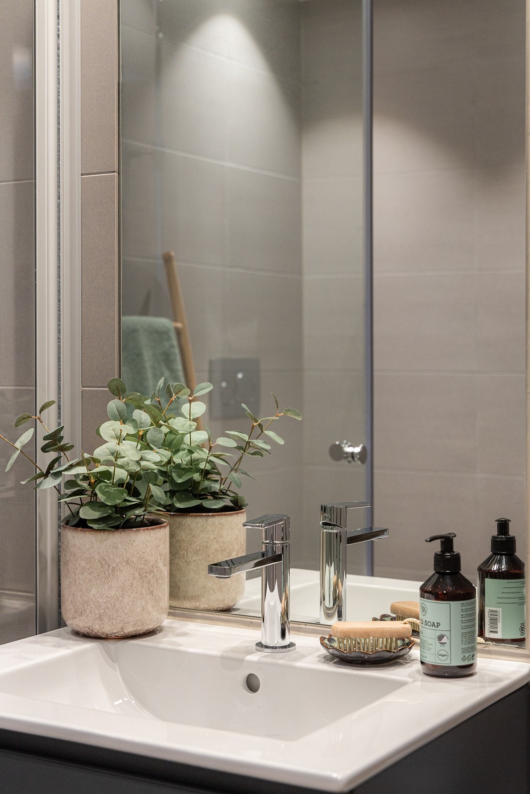 Servant med moderne armatur gir praktisk og stilren løsning. Galleribilde