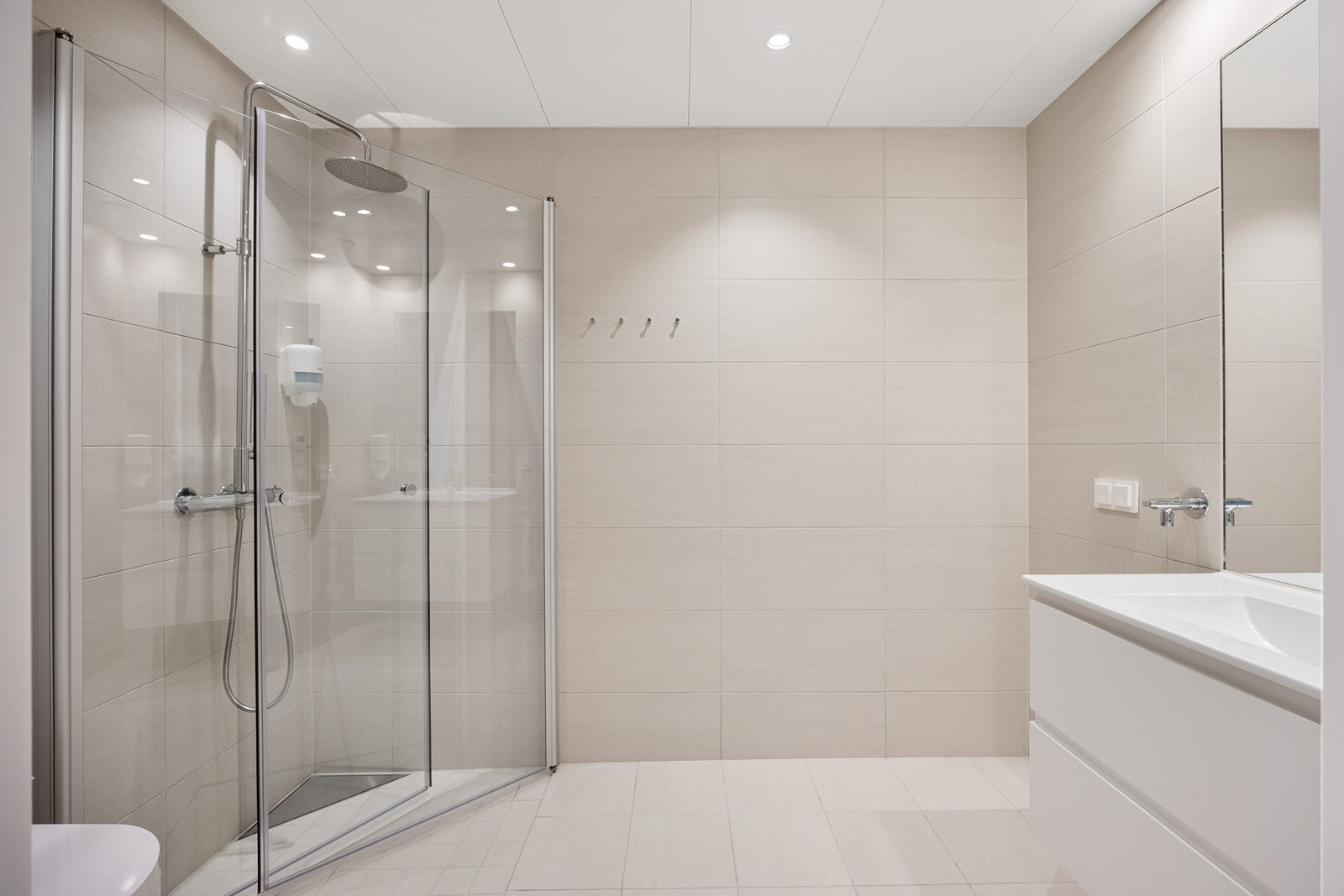 Gjesteleilighetene har baderom i lekke rstil. Dusjhjørne med innfellbare glassvegger gir fleksibel bruk av rommet. Galleribilde