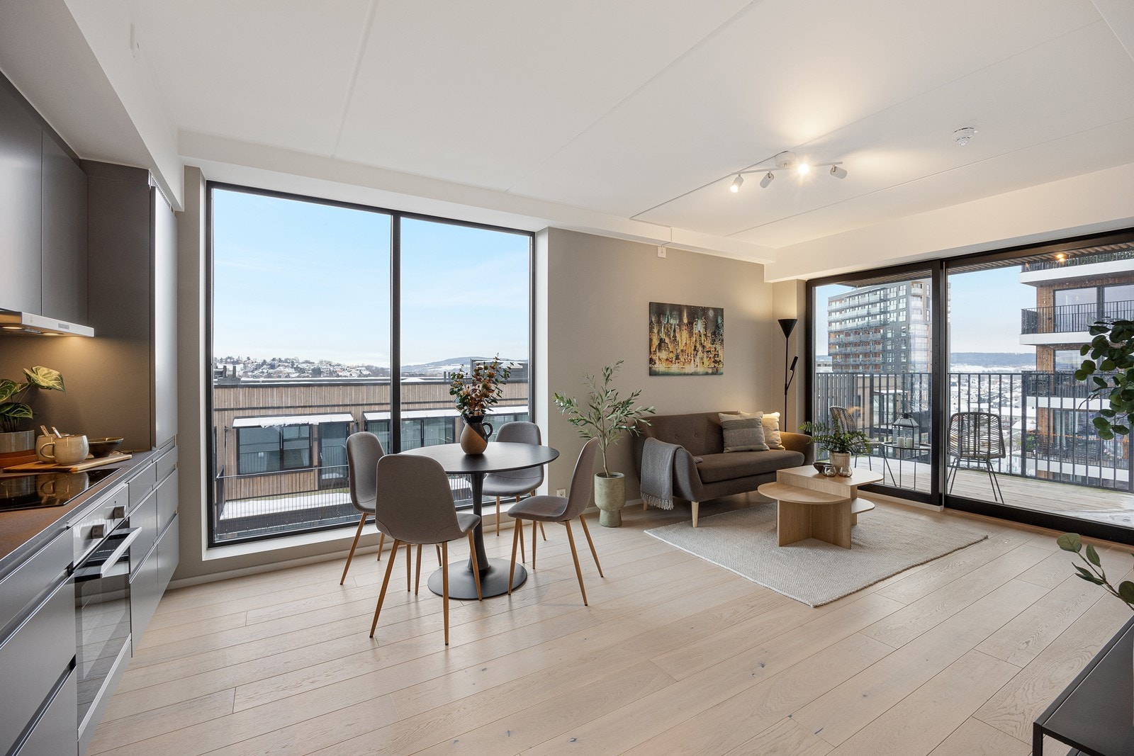 Med store vindusflater får man et herlig lysinnslipp til rommet. Galleribilde