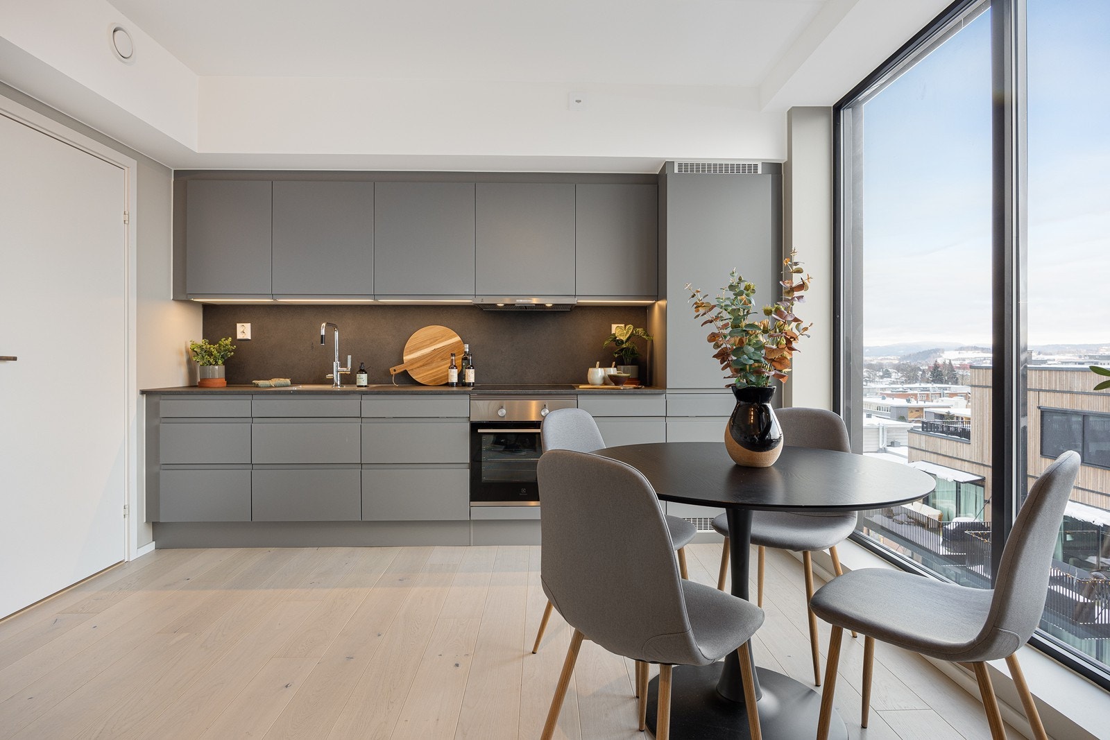 Med åpen løsning mellom kjøkken og stue får man god plass til et spisebord. Galleribilde