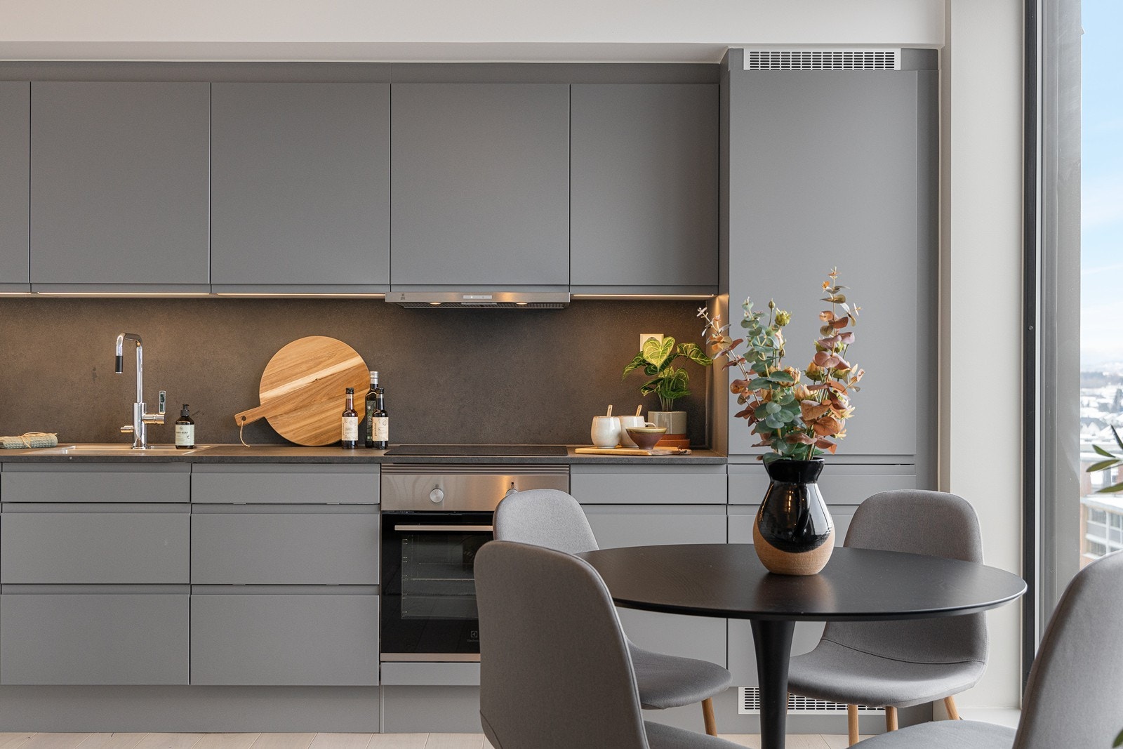 Kjøkkenet har stilren innredning fra HTH. Galleribilde