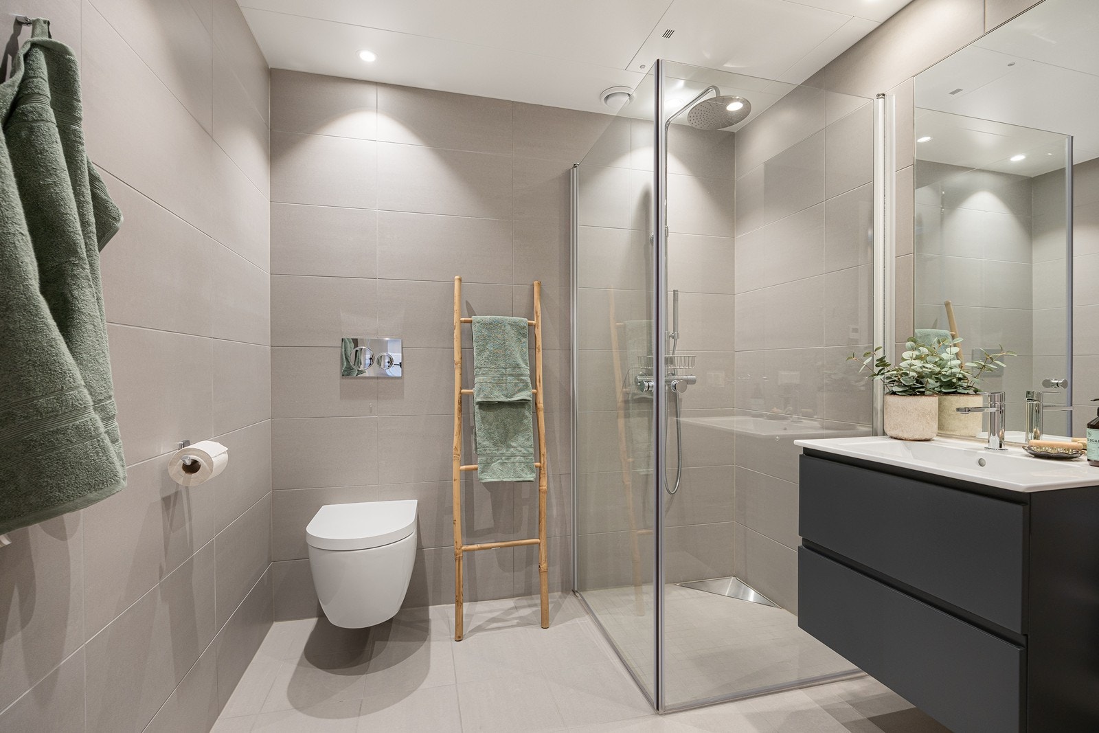 Flislagte vegger og gulv med vannbåren varme gir komfort og enkel rengjøring. Galleribilde