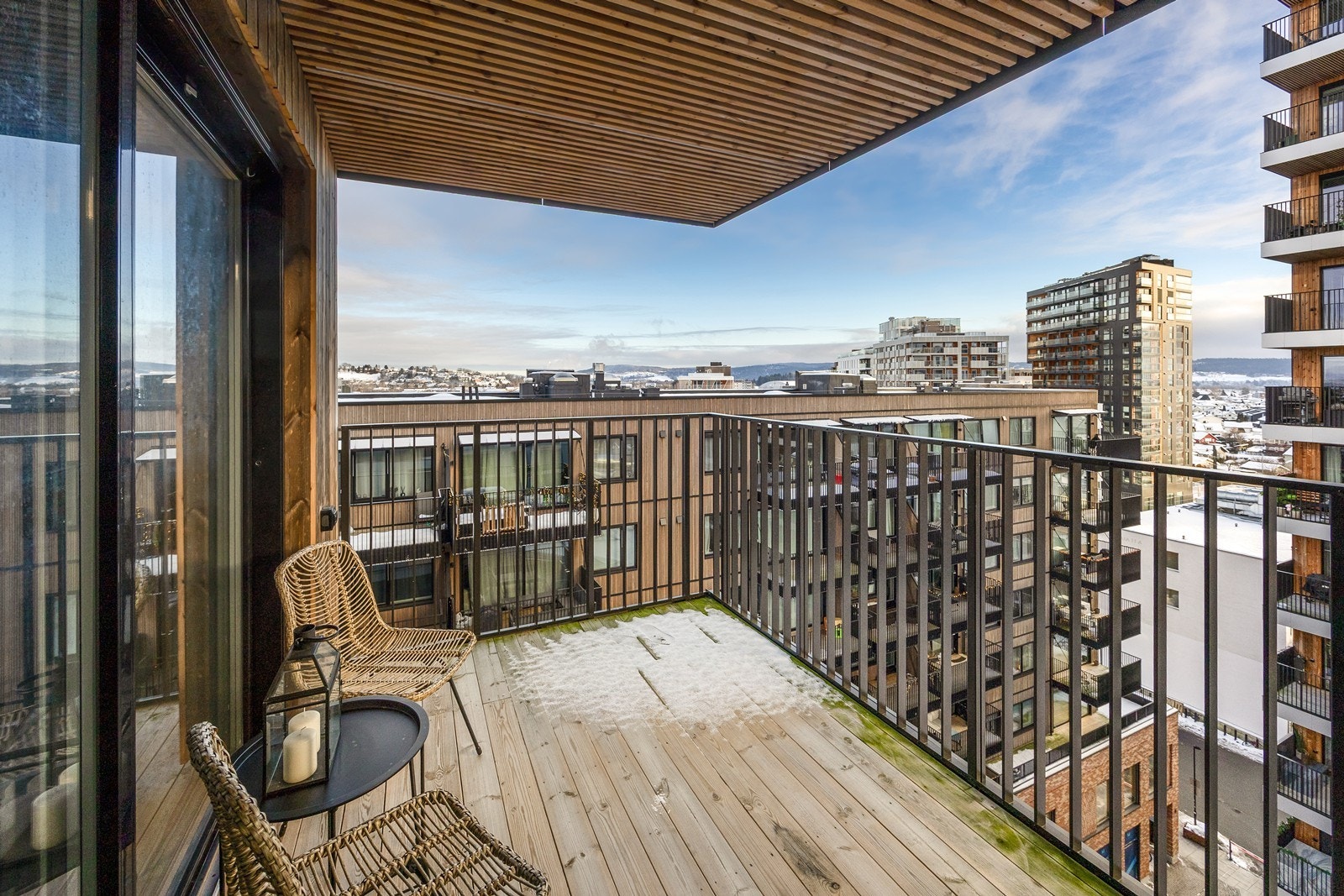 Fra balkongen er det utsikt over nærområdet fra balkongen gir et luftig perspektiv. Galleribilde