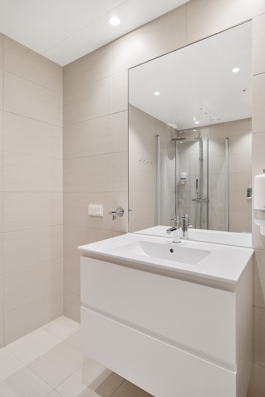 Rommet har innredning med servant og veggmontert toalett for effektiv plassutnyttelse. Galleribilde