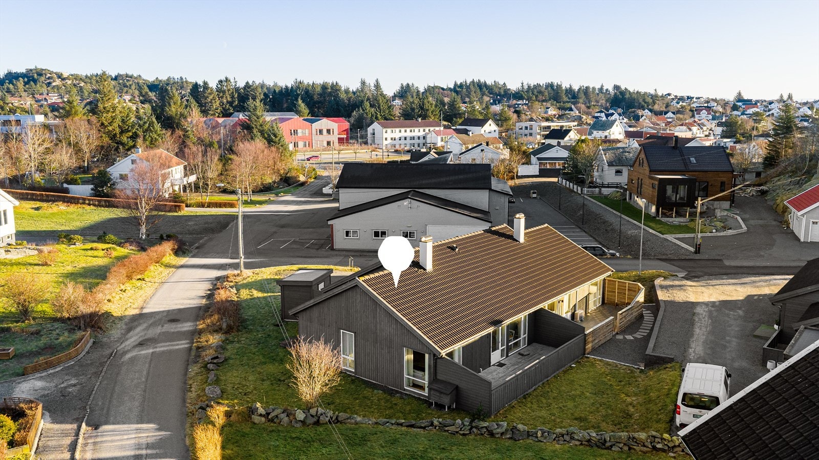 Her får du en lettstelt og pen halvpart av tomannsbolig fra 2006 med alt på ett plan - en bolig som passer ypperlig for alle aldersgrupper! Galleribilde