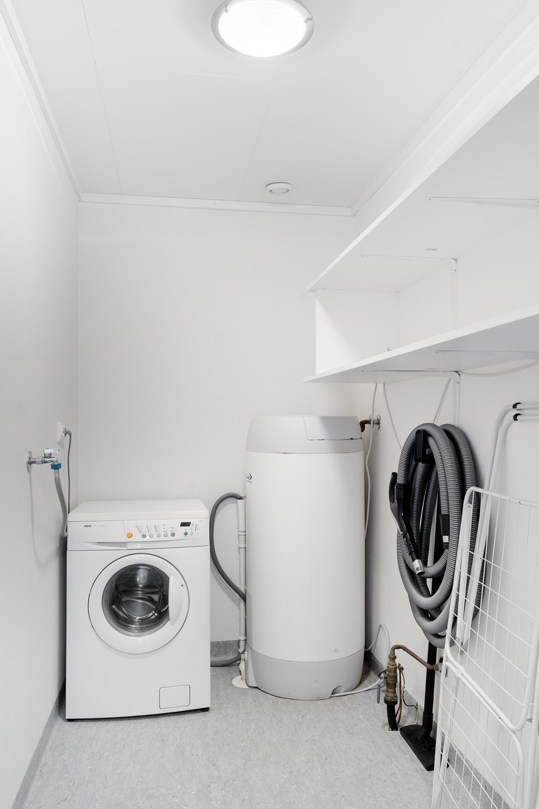 Praktisk vaskerom belegg på gulvet og malt strietapet på veggene - rommet er byggemeldt og godkjent som bod Galleribilde