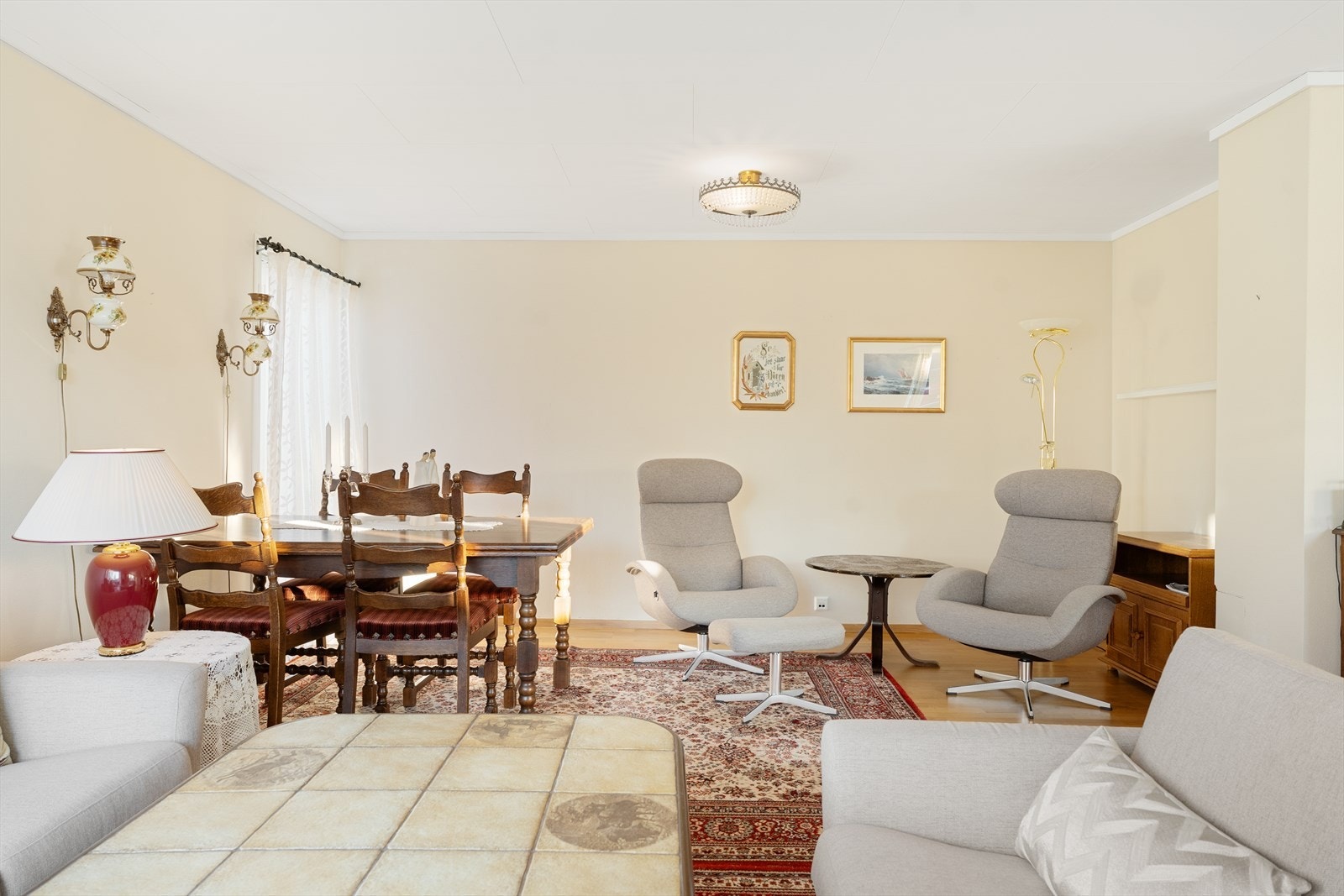 Det er lagt parkett på gulvene og veggene består av malt strietapet Galleribilde