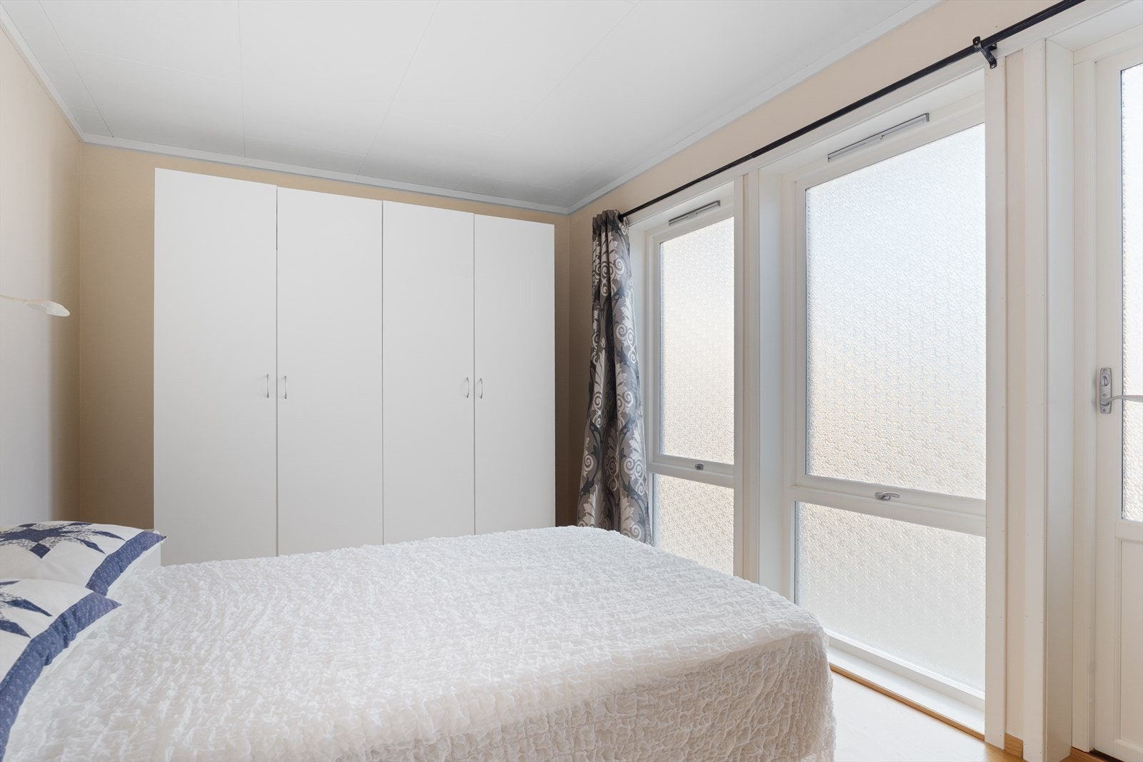 Boligen kan by på totalt to soverom av god størrelse - hovedsoverommet har god plass til dobbeltseng og tilhørende nattbord Galleribilde