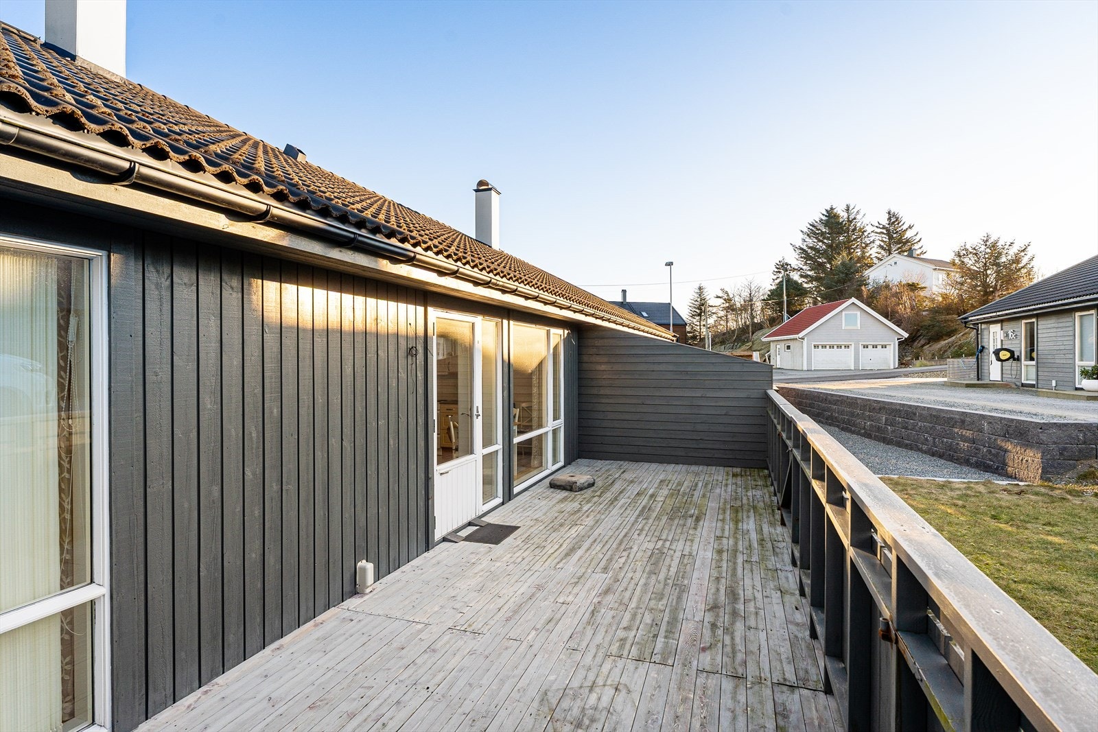 Den store terrassen har god plass til ønsket utemøblemet Galleribilde