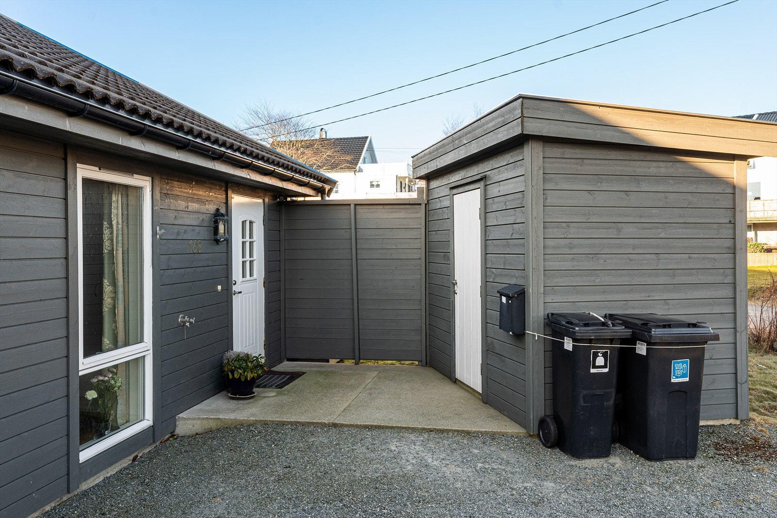 Tilhørende utvendig bod med ekstra lagringsplass Galleribilde