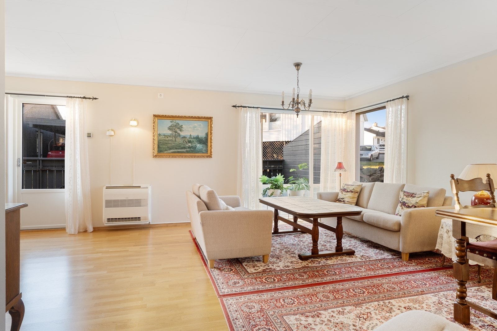 De store vinduene sørger for masse naturlig dagslys Galleribilde