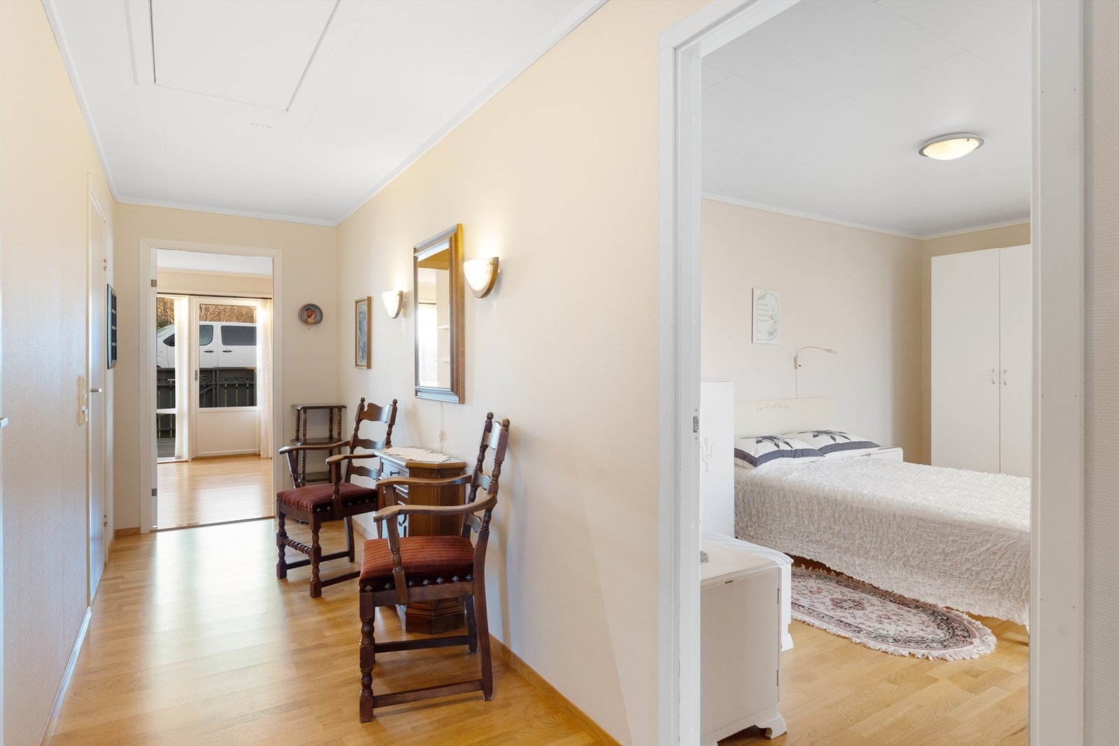 Fra gangen er det takluke til kaldloft med ekstra lagringsplass Galleribilde