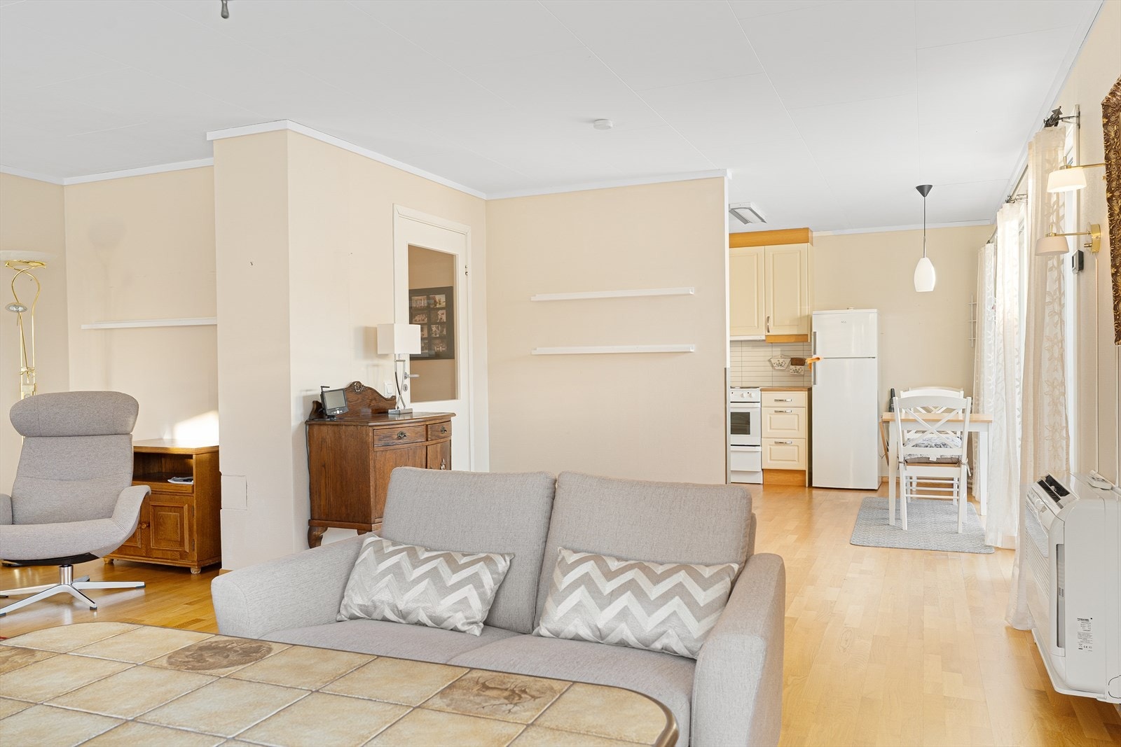 Det er montert varmepumpe som bidrar til en energieffektiv oppvarming - boligen har også pipe med mulighet for etablering av ildsted Galleribilde