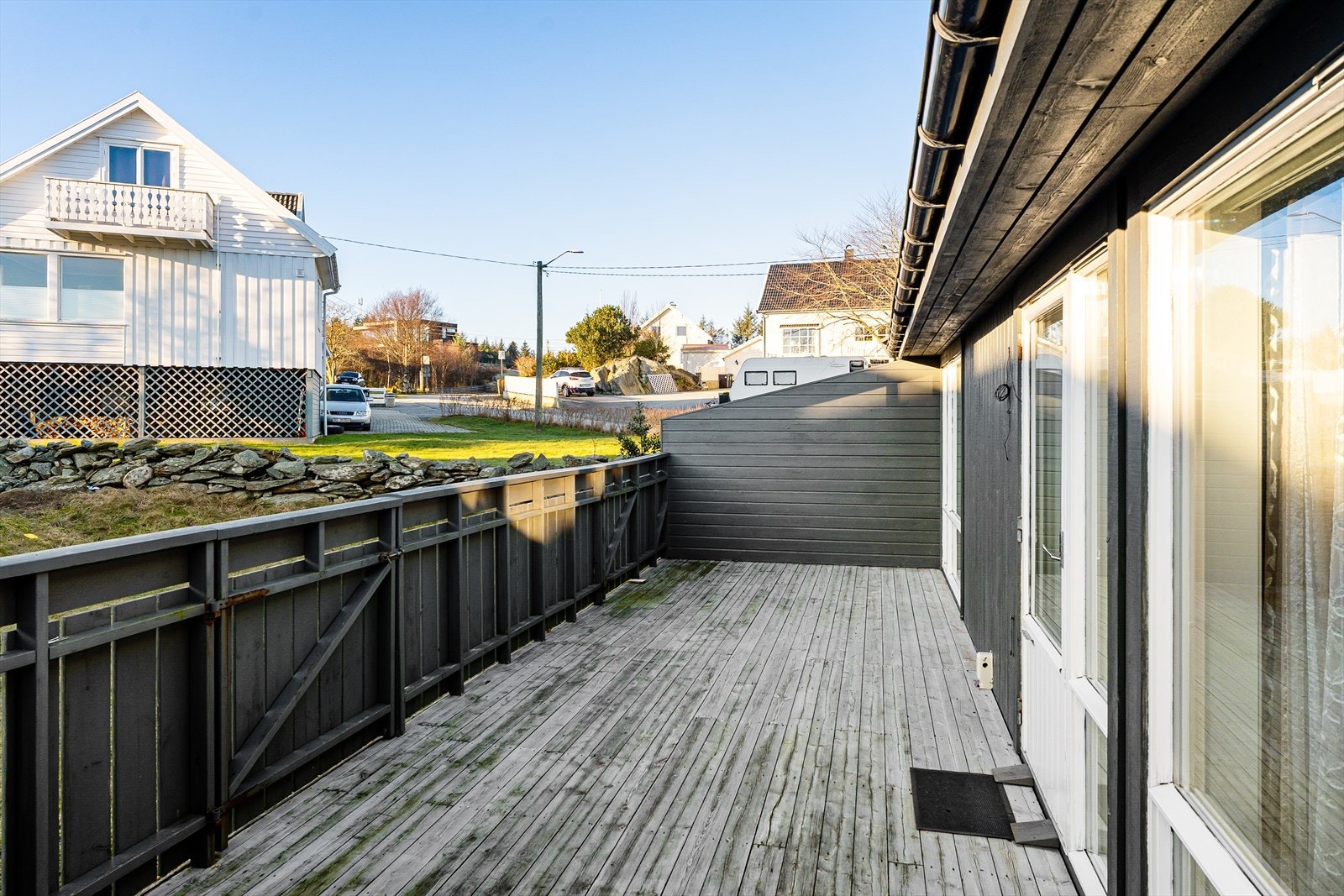 Boligen har en stor, privat og solrik terrasse som er vendt mot sørvest (ikke omsøkt og godkjent av kommunen) Galleribilde