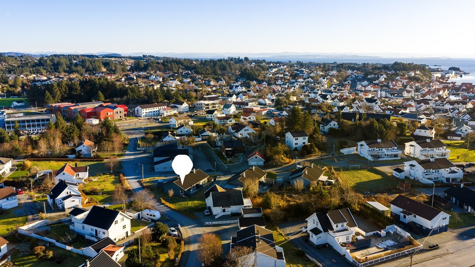 Herfra er det gangavstand til det aller meste som byen kan tilby, som bl.a: barnehager, barne- og ungdomsskole, flott idrettsanlegg, golfbane, sandstrand, idylliske gamlebyen, flotte turområder og sentrum med dens fasiliteter Galleribilde