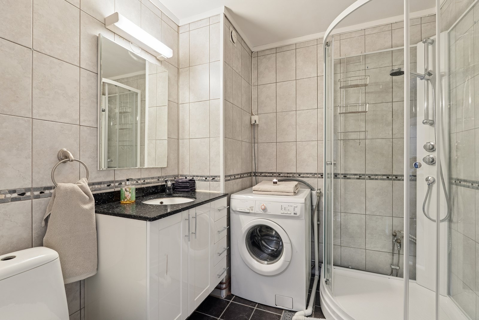 Baderommet er funksjonelt og oppusset etter byggeår, men ukjent dato Galleribilde