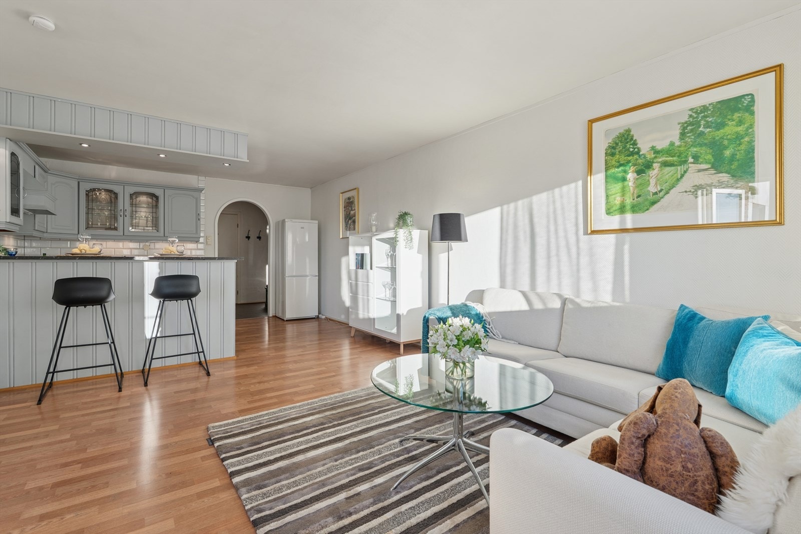 Kjøkkenet var opprinnelig delt av mot stuen men det har blitt gjort en modernisering av tidligere eiere, som valgte en halvåpen løsning Galleribilde