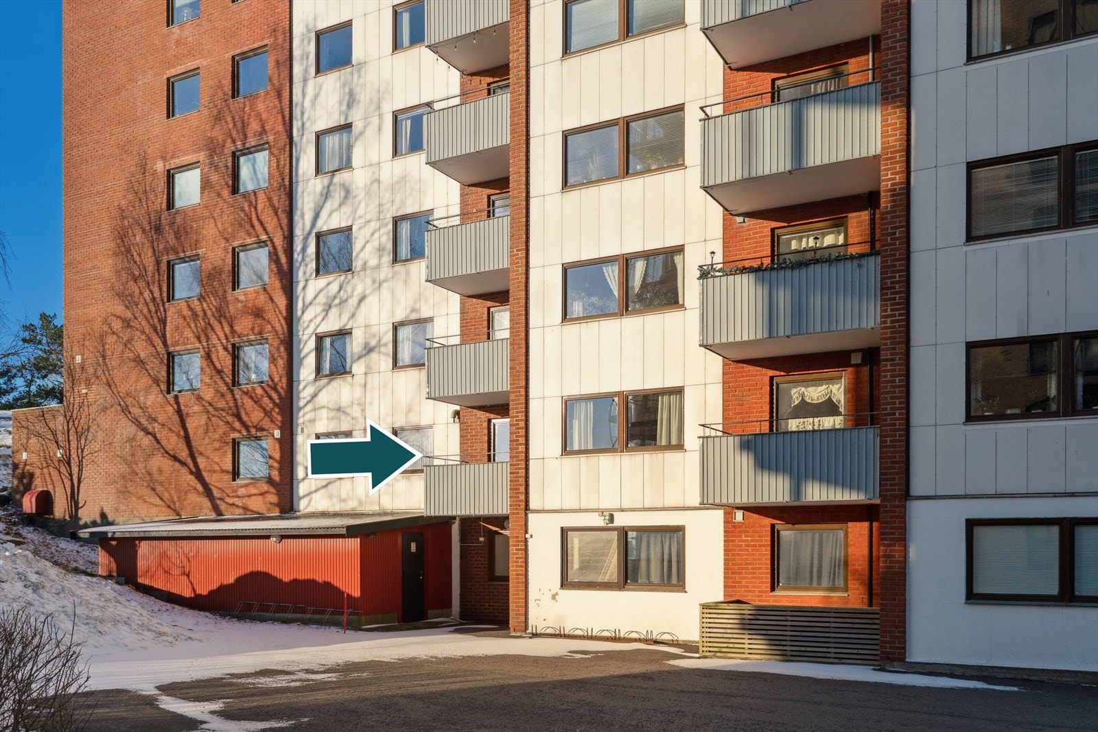 Leiligheten ligger fint plassert i bygget med trapp eller heisadkomst og fint utsyn mot naturlandskapet Galleribilde