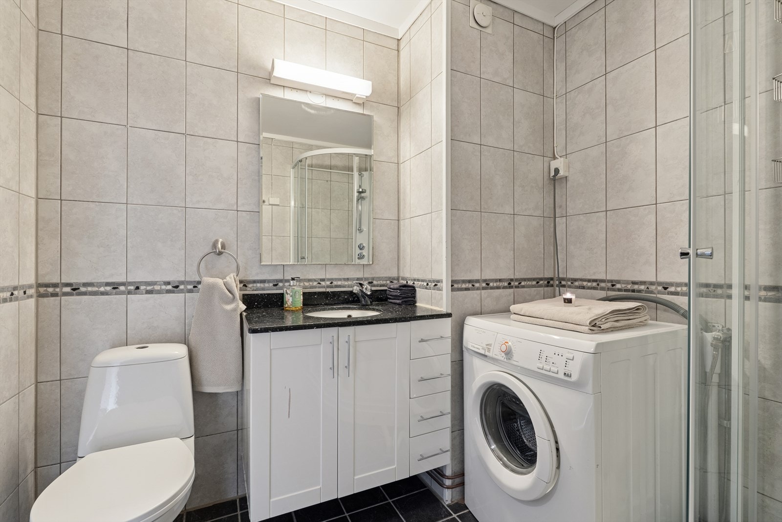 Toalettet ble skiftet i 2026 - det er opplegg for vaskemaskin men det er også anbefalt å bruke fellesvaskeriet rett over gangen, med store industrimaskiner Galleribilde