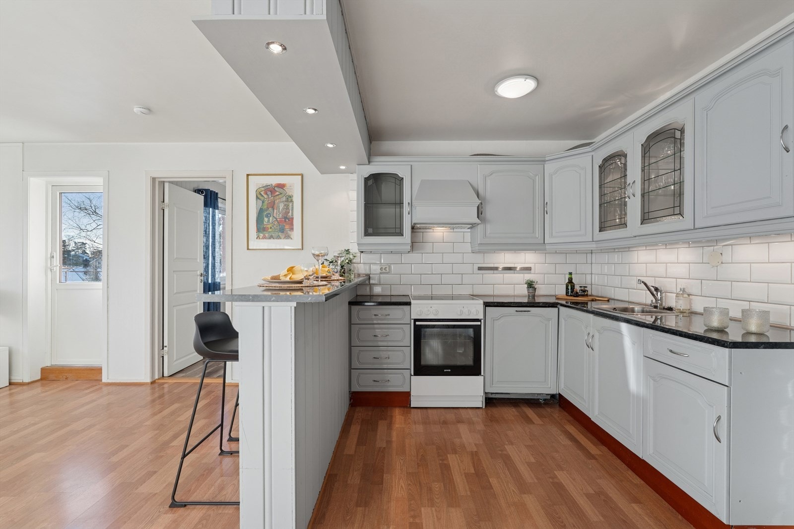 I noen av disse leilighetene er kjøkkeninnredningen montert mot vegg, i L-form - noe å tenke på om du har lyst til å modernisere en dag Galleribilde