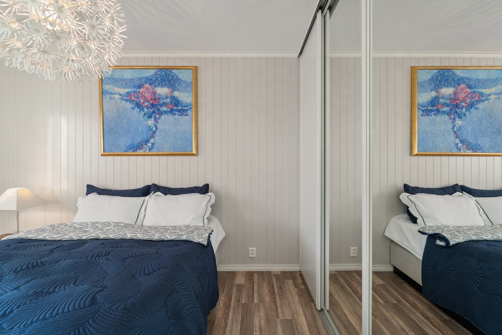 Soverommet er romslig og delikat Galleribilde