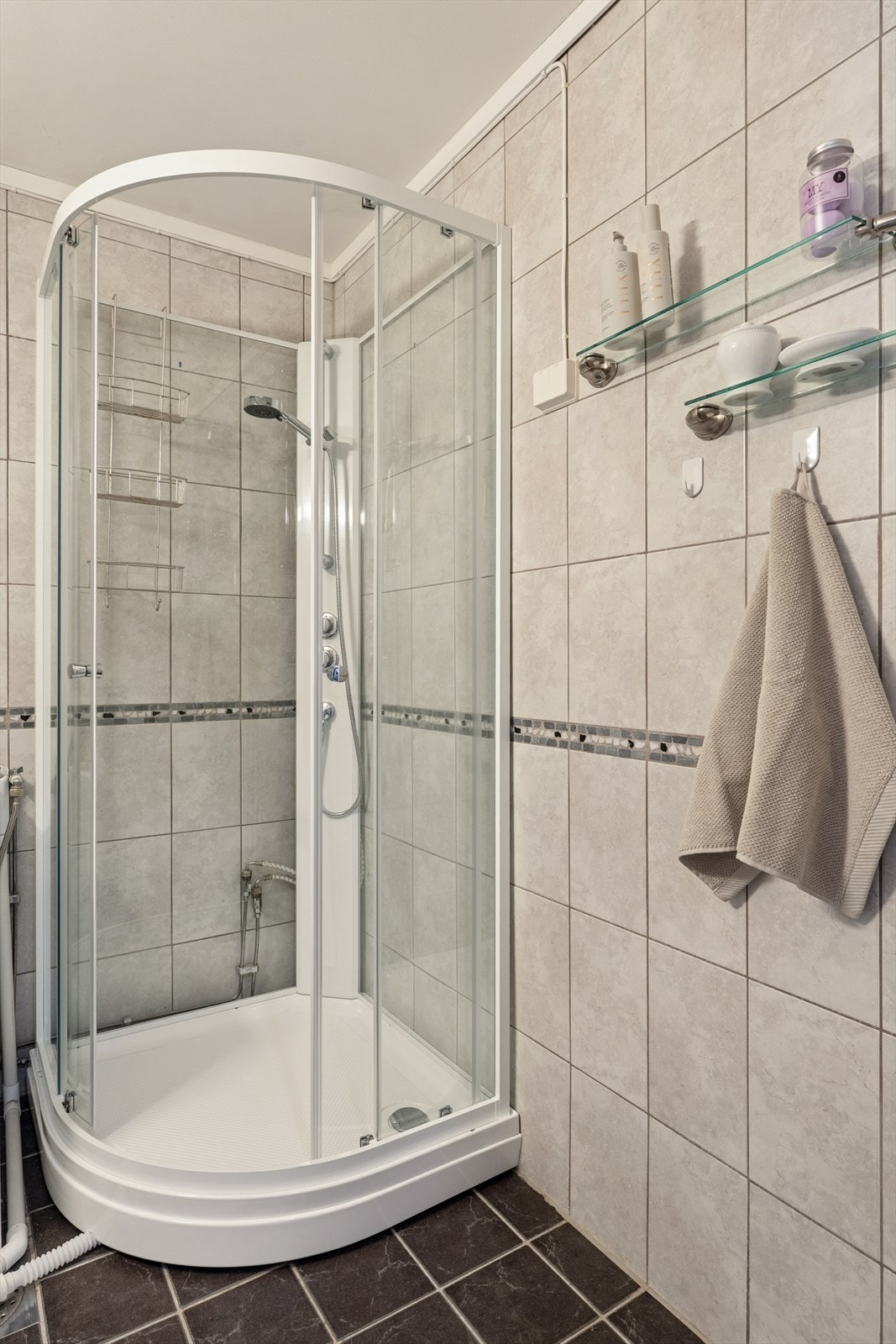 Langs denne veggen i baderommet er det plass til et håndkleskap i steden for knaggrekke - om du ønsker! Galleribilde