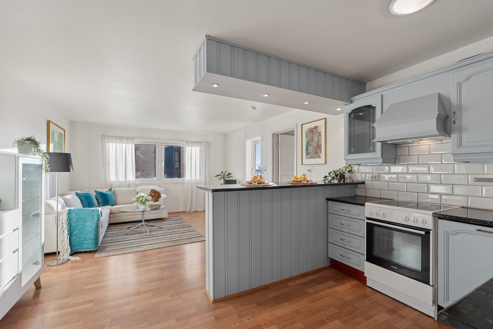 Leiligheten er lys, luftig og romslig med fine møbleringsmuligheter Galleribilde