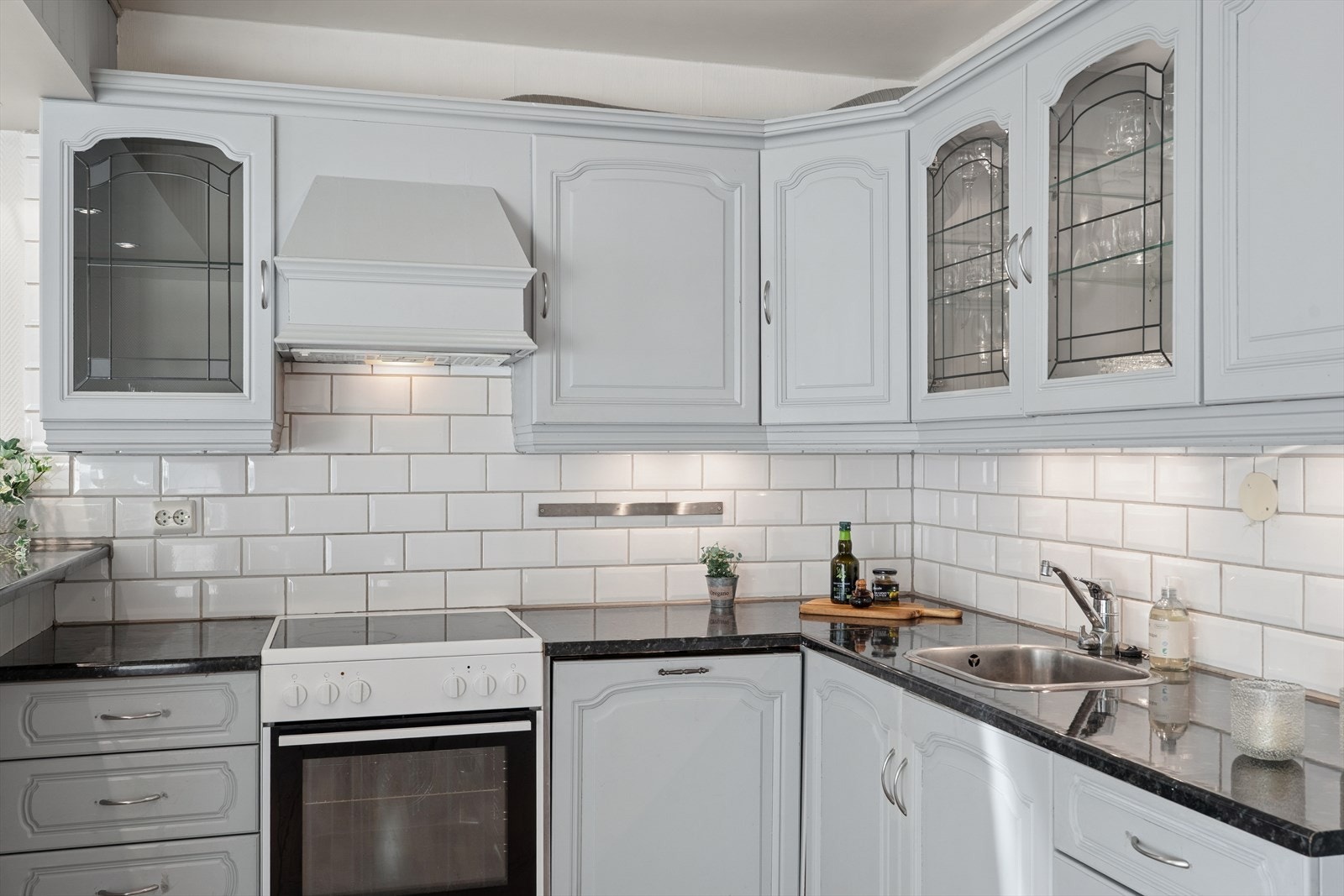 Hvitevarer medfølger leiligheten og varmtvannstanken er installert under benk Galleribilde