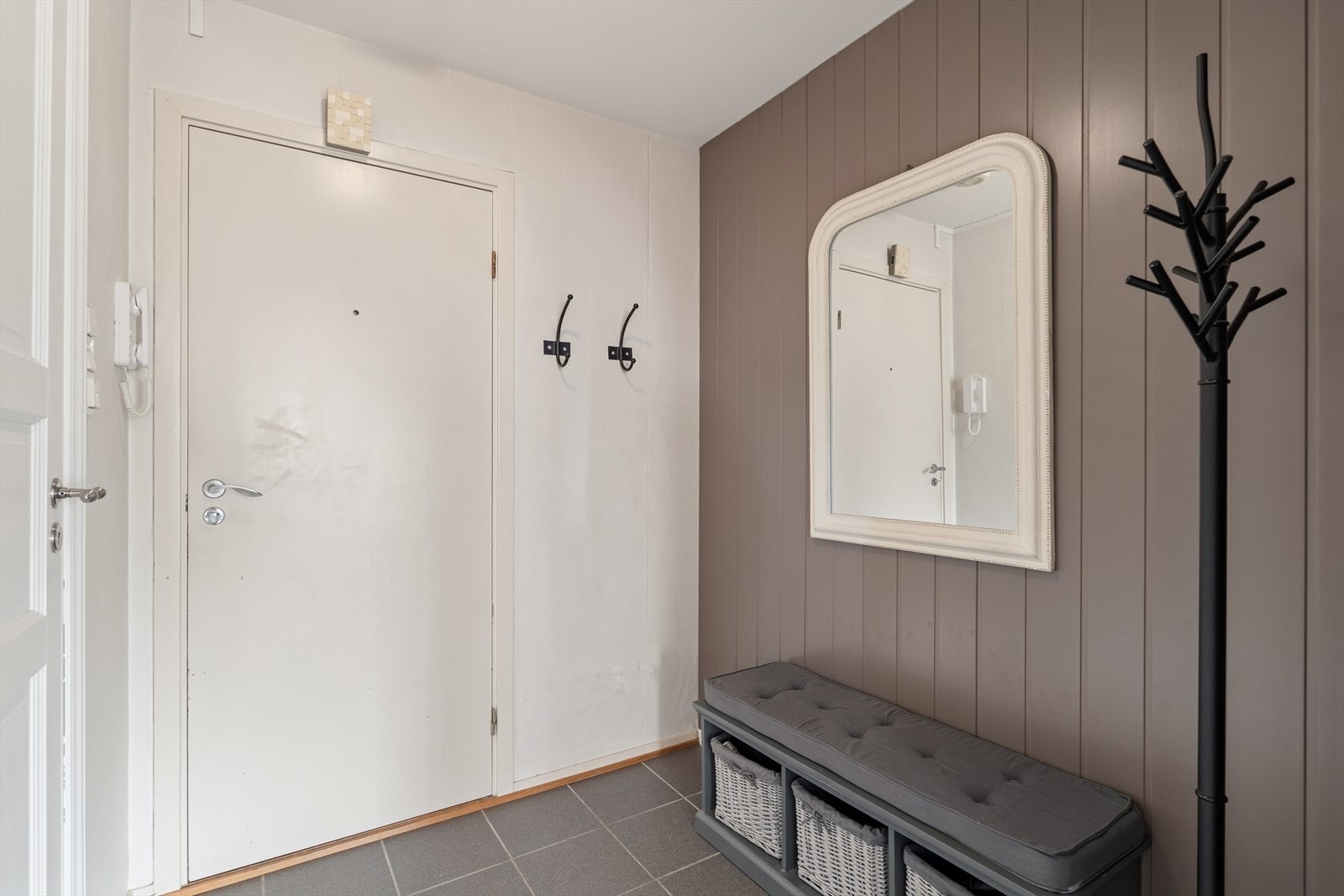 Velkommen hjem! Dørcalling med muligheter for å installere kamera - plass til å montere vegg til vegg garderobe som vil fungere som en ekstra bod Galleribilde