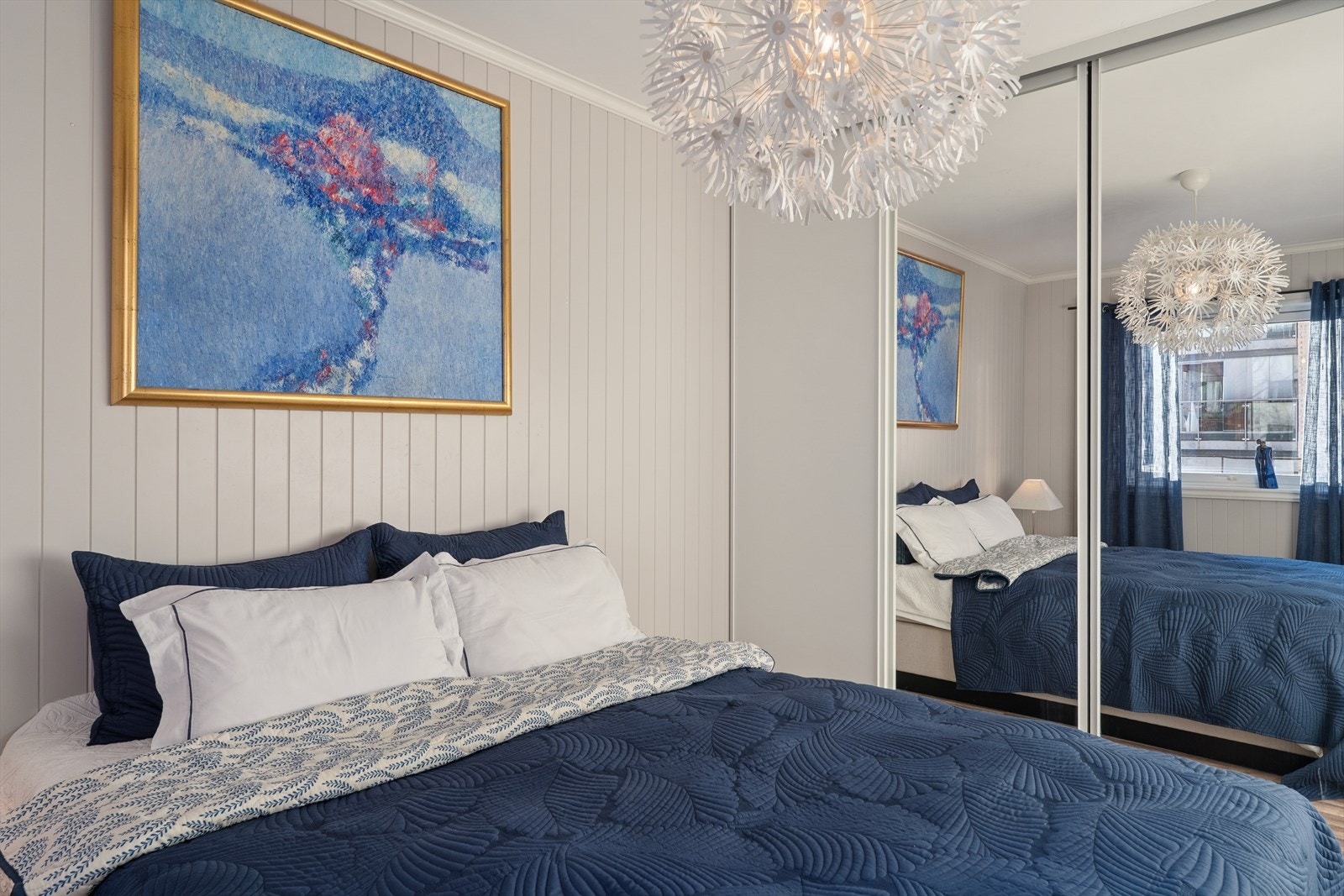 Skyvedørsgarderobe fra vegg til vegg med god plass til klær, baggasje og støvsuger, for å nevne noe! Galleribilde