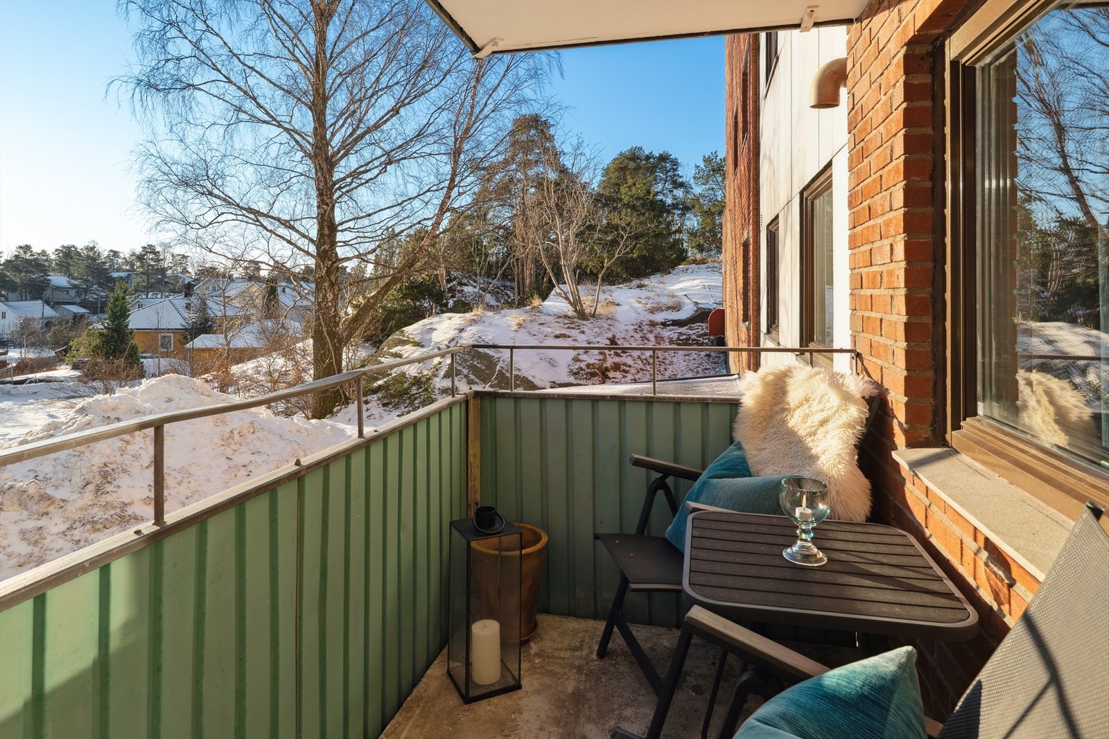 Balkongen vender mot øst og syd med fin morgen- og formiddagssol - hyggelig utsyn mot naturlandskapet og småhusbebyggelsen Galleribilde