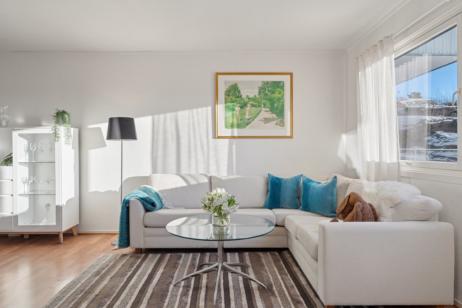 Solen flommer inn i leiligheten på formiddagen og fremstår pen og velholdt Galleribilde