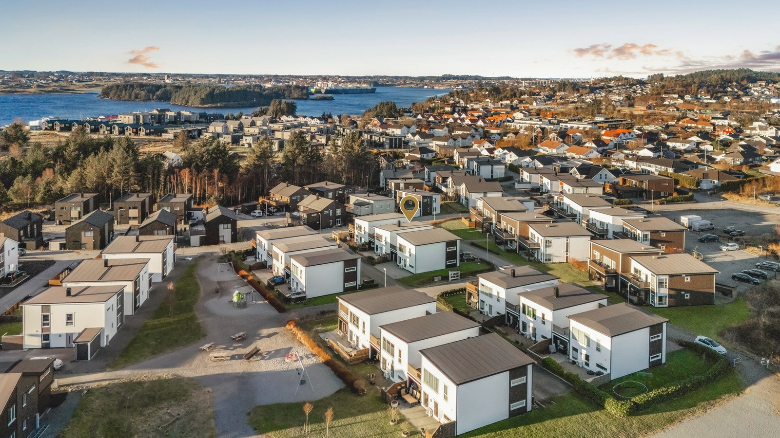 Boligområde med moderne hus, nærhet til vann og grønne områder, rolig beliggenhet med utsikt over landskapet. Galleribilde