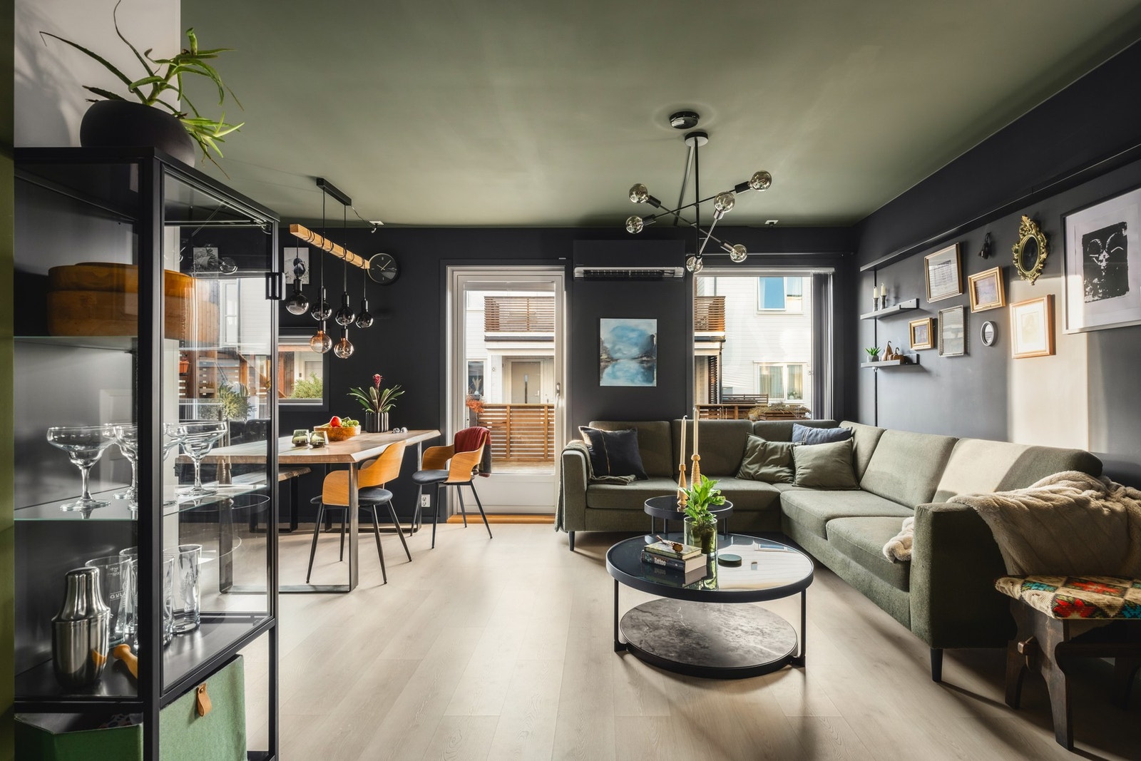 Stue med store vinduer som slipper inn mye naturlig lys. Galleribilde