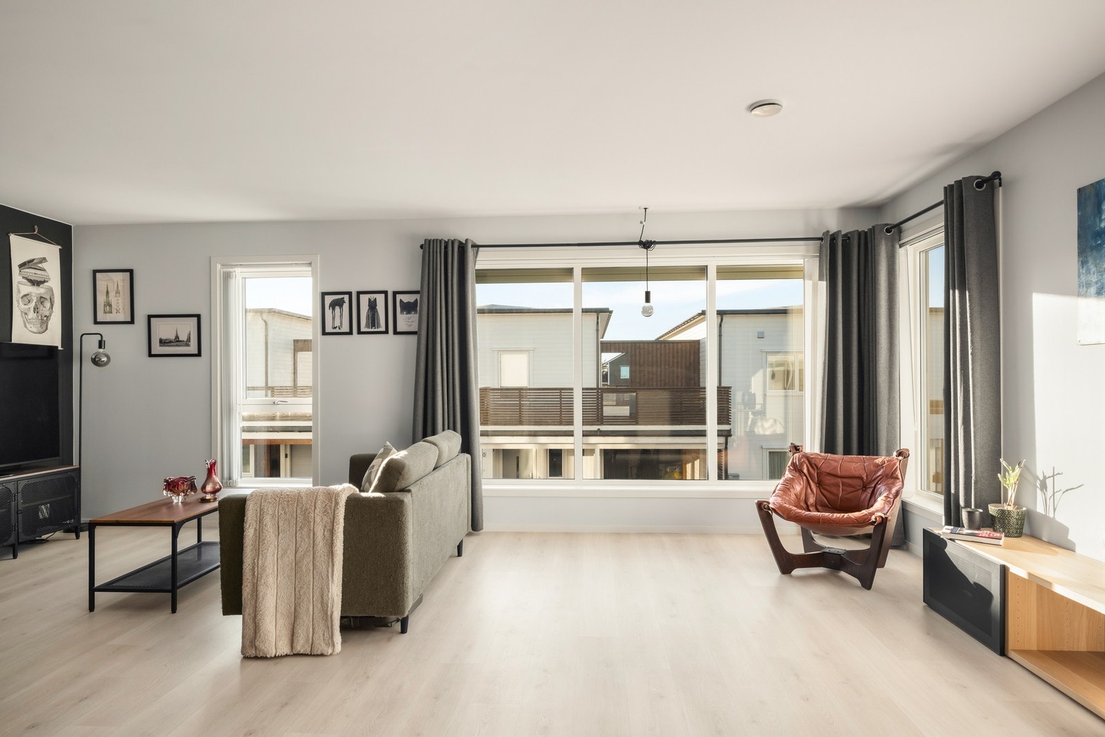 Stue i 2. etasje med motorisert zipscreen som solskjerming. Galleribilde