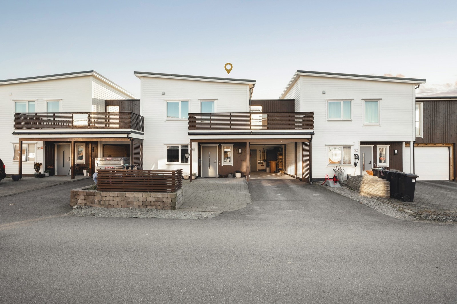 Boligen har carport og oppbevaring i utvendig bod Galleribilde