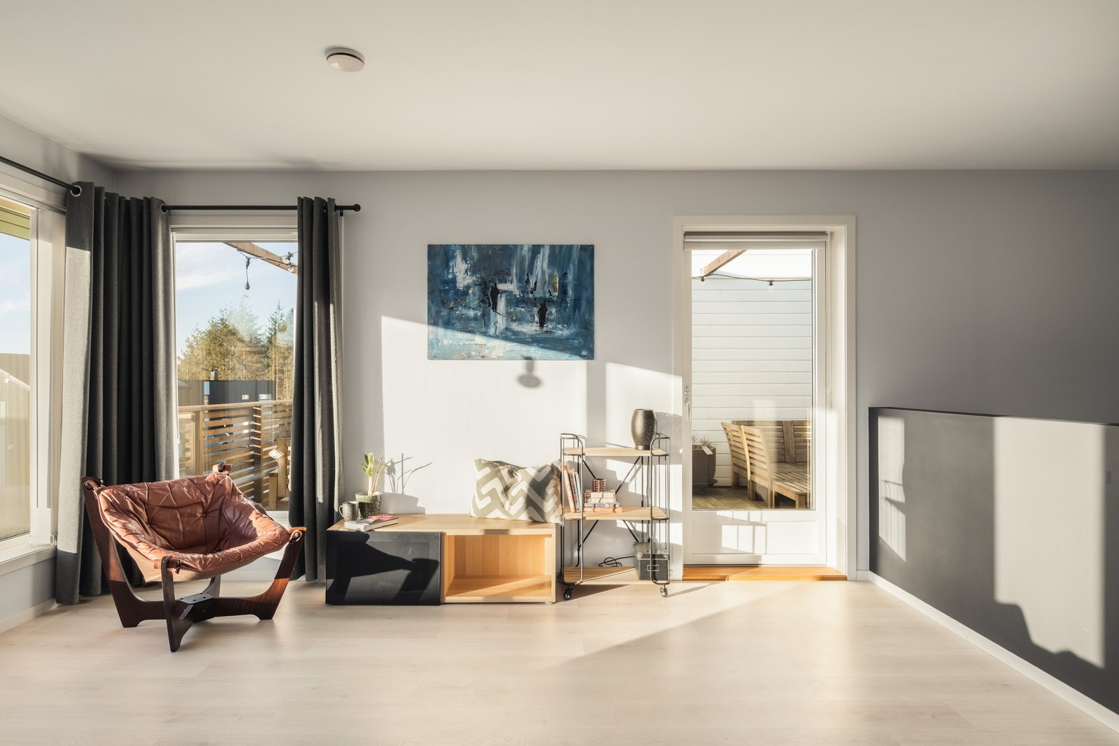 Fra stuen i 2. etasje er det utgang til terrasse over carporten Galleribilde