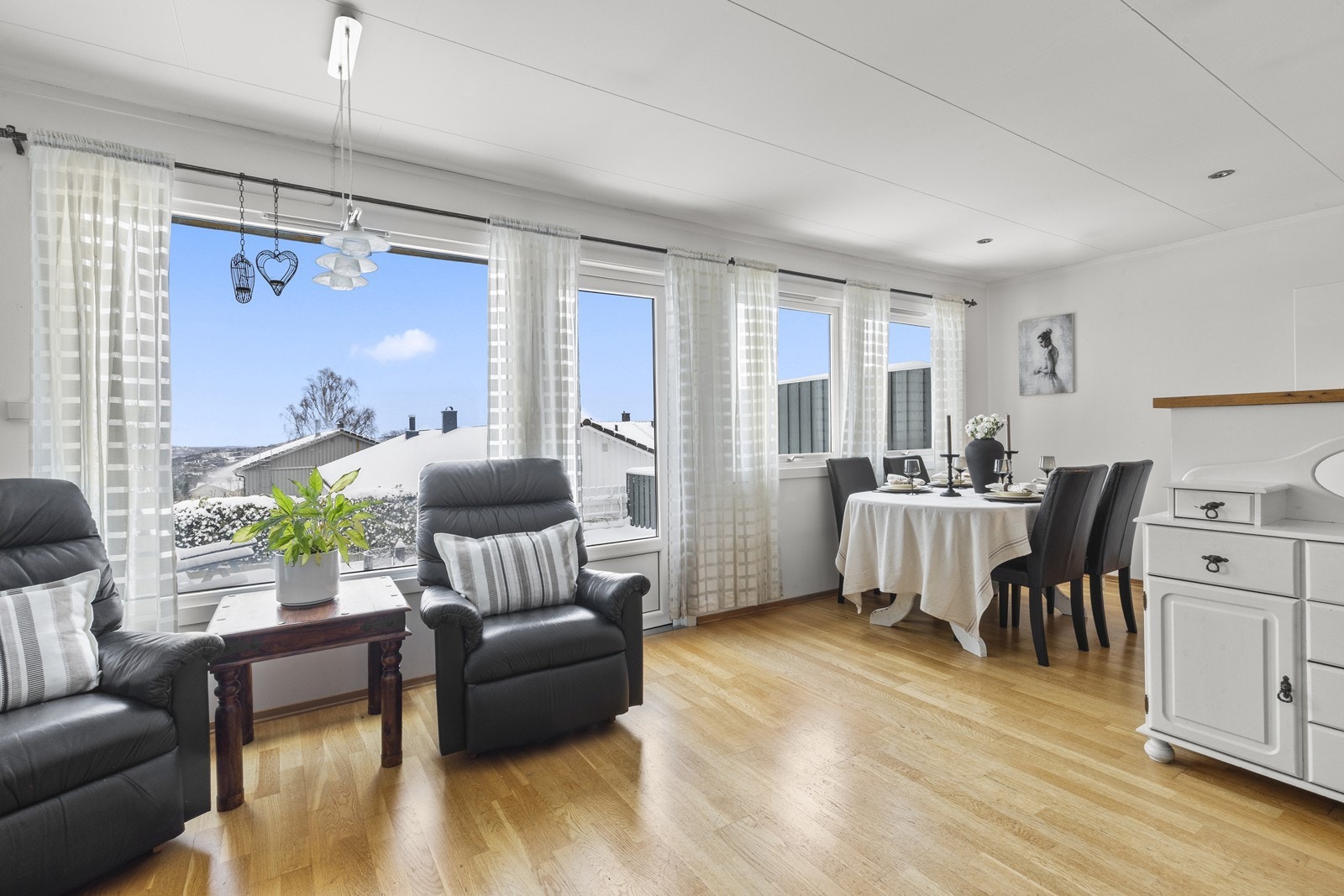 Romslig og lys stue med utgang til en flott uteplass Galleribilde