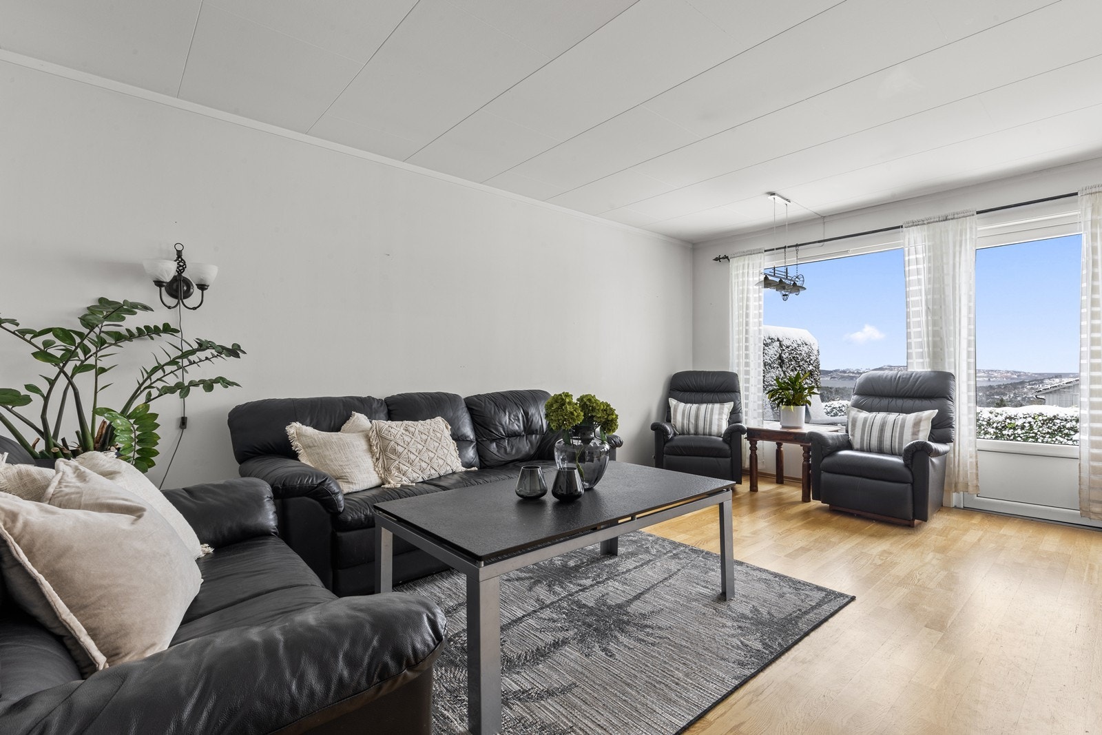 Stuen har god plass til flere møbelgrupper Galleribilde