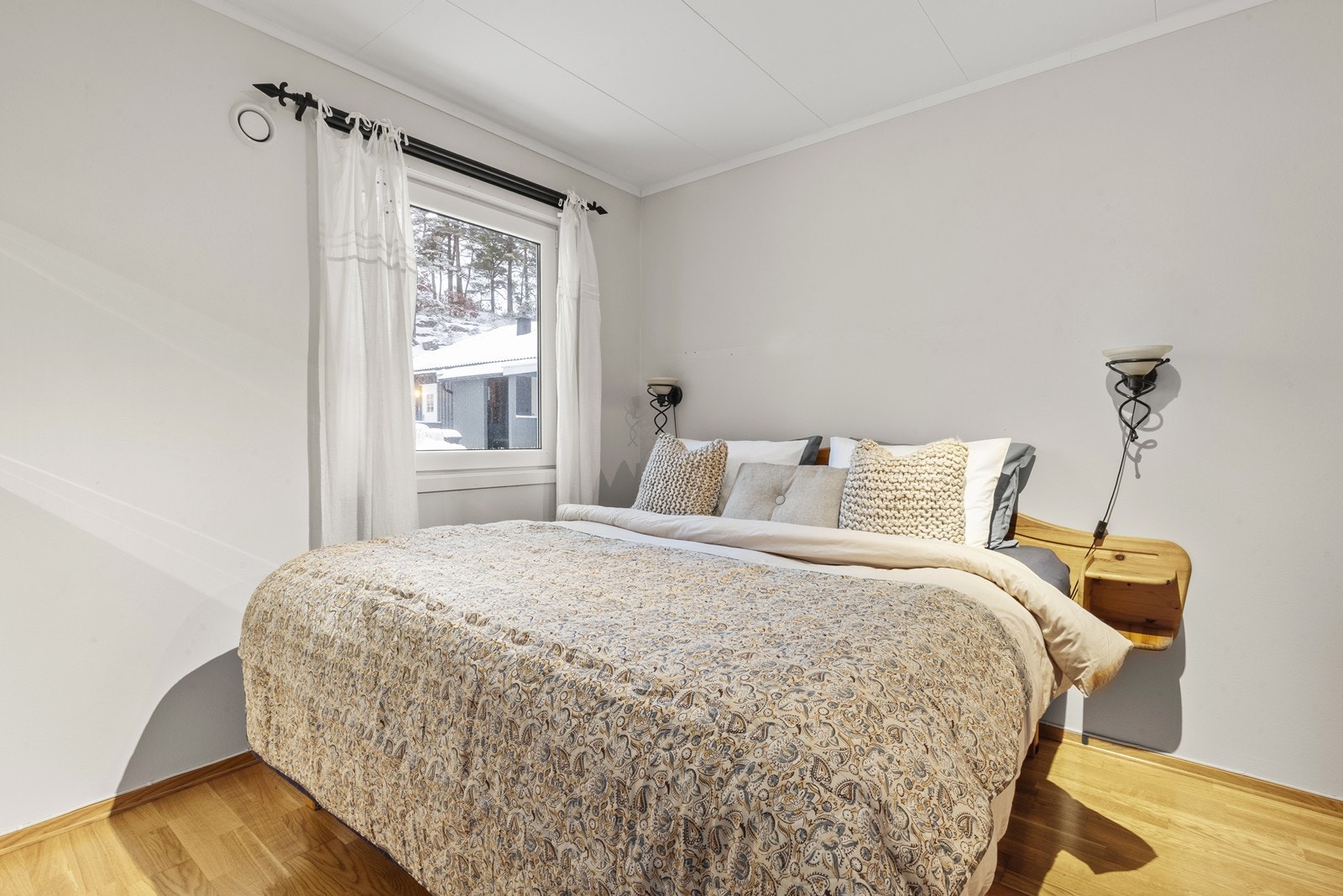 Hovedsoverom med god plass til seng og garderobe Galleribilde