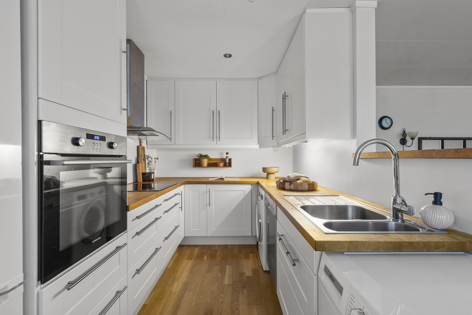 Pent kjøkken med tidløs innredning Galleribilde