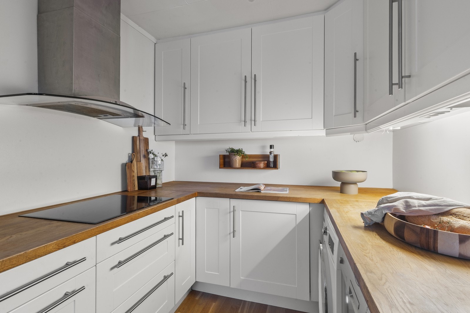 Kjøkkenet er godt utnyttet og det er godt med skap- og benkeplass Galleribilde