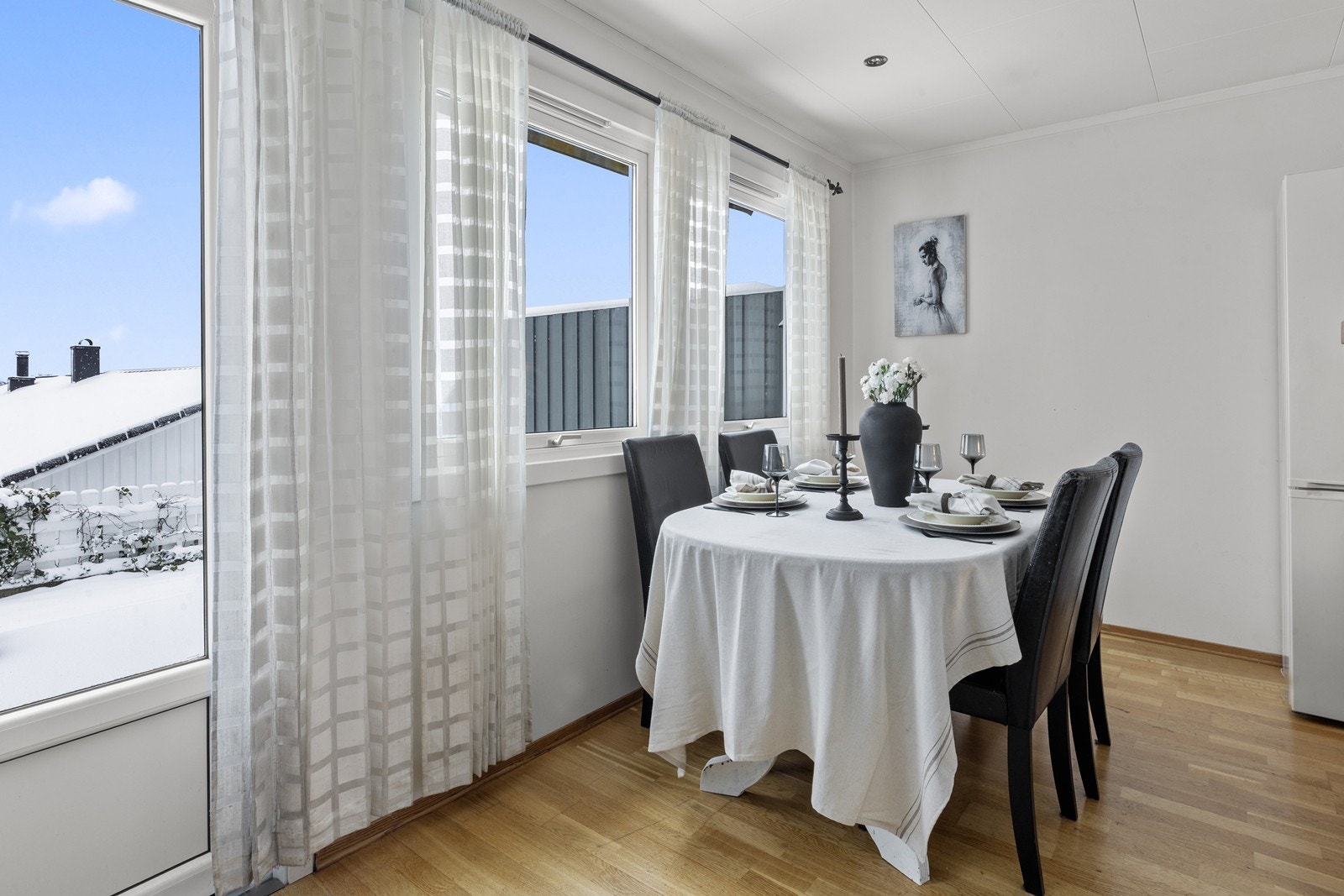 Det er delvis åpen løsning mellom stue og kjøkken Galleribilde