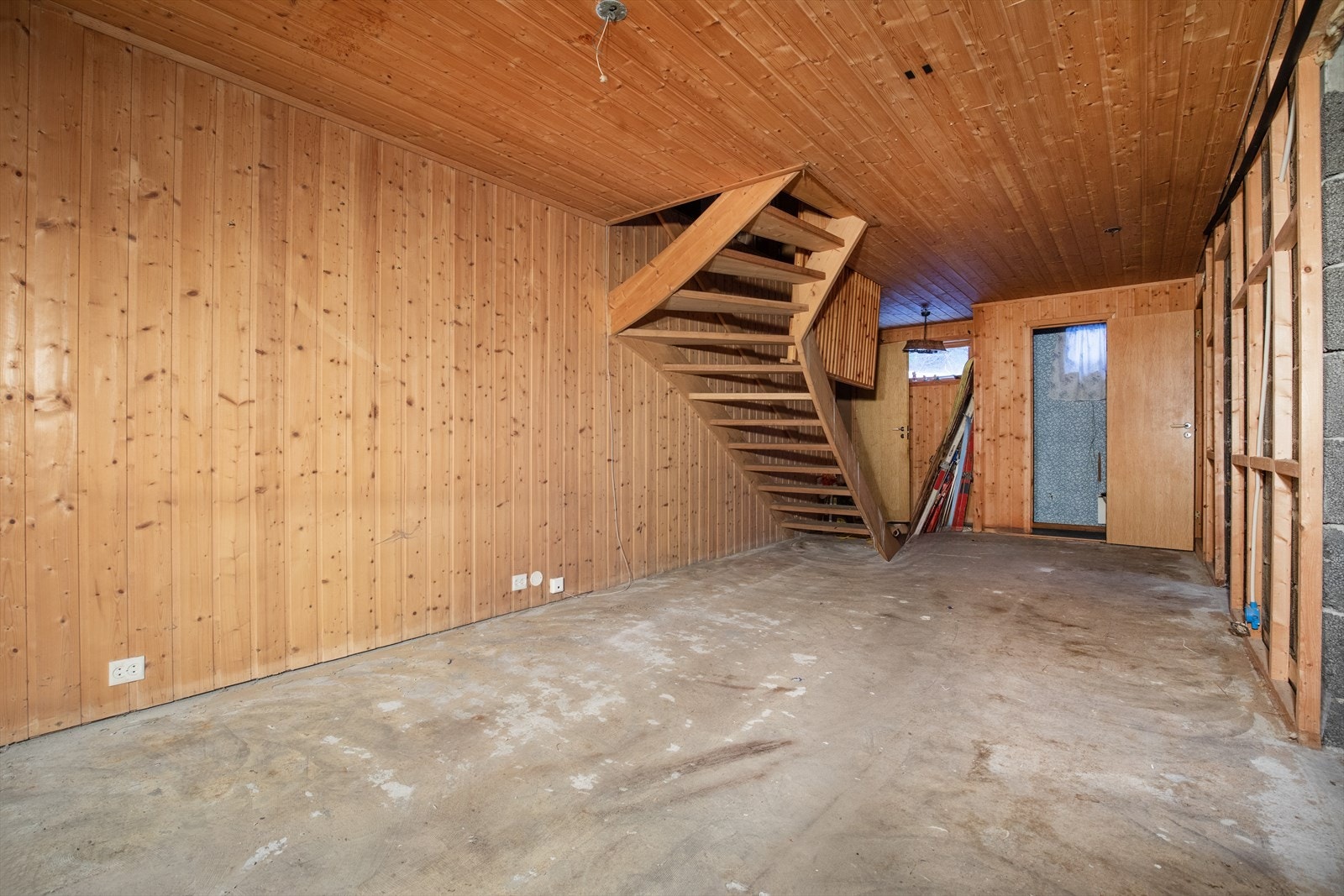 I underetasje er panel på vegger og himling kvar i noen rom, men gulv er revet ut Galleribilde