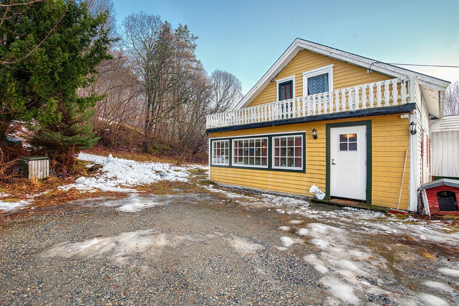 Det er dels grusa tun med biloppstillingsplass for flere biler Galleribilde