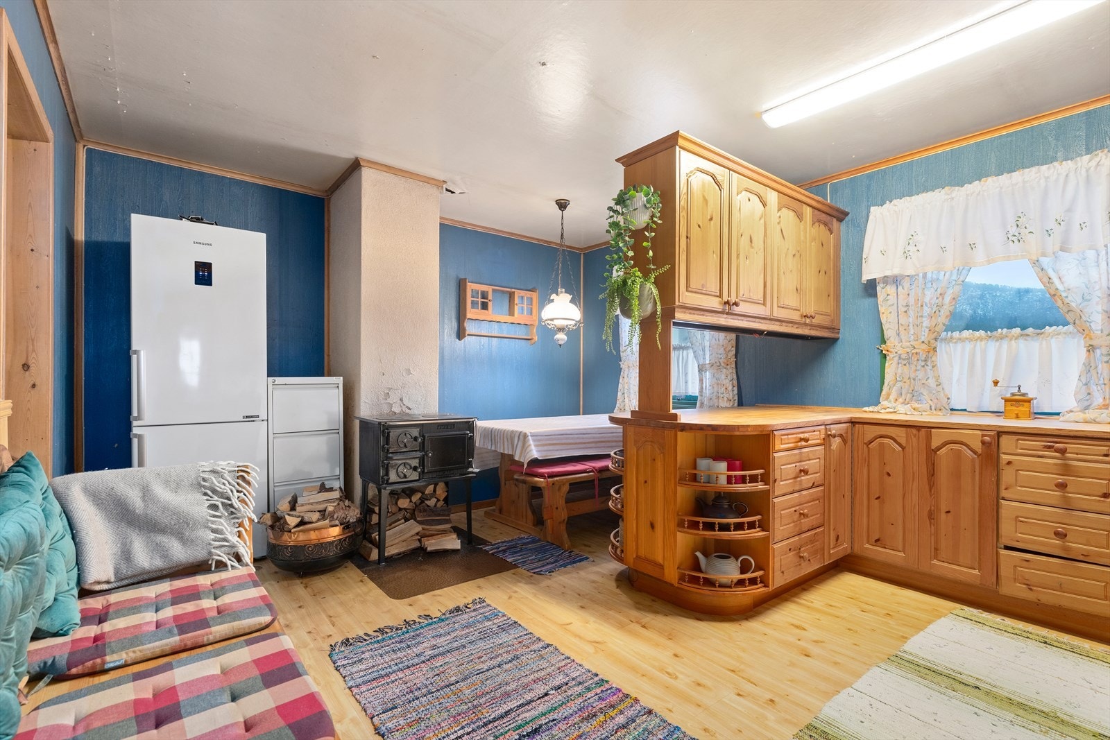 Romslig kjøkken med vedovn Galleribilde