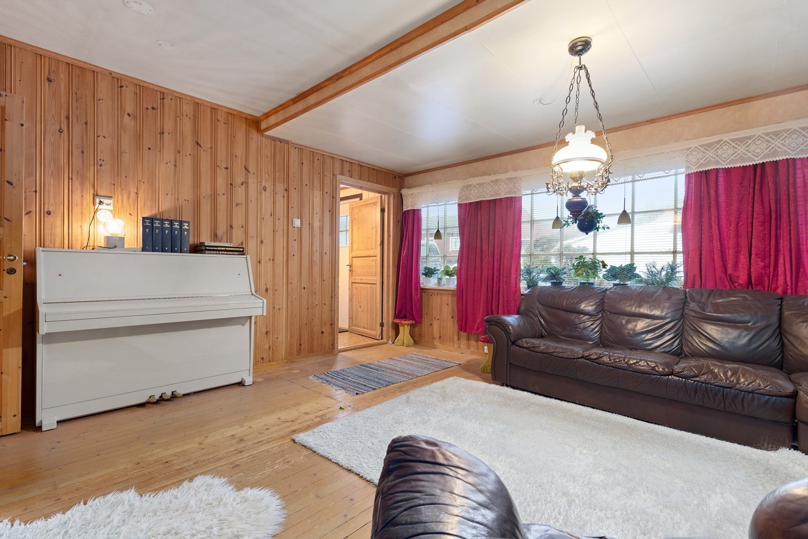 Boligen har en romslig stue med plass for finstue og tv-stue Galleribilde