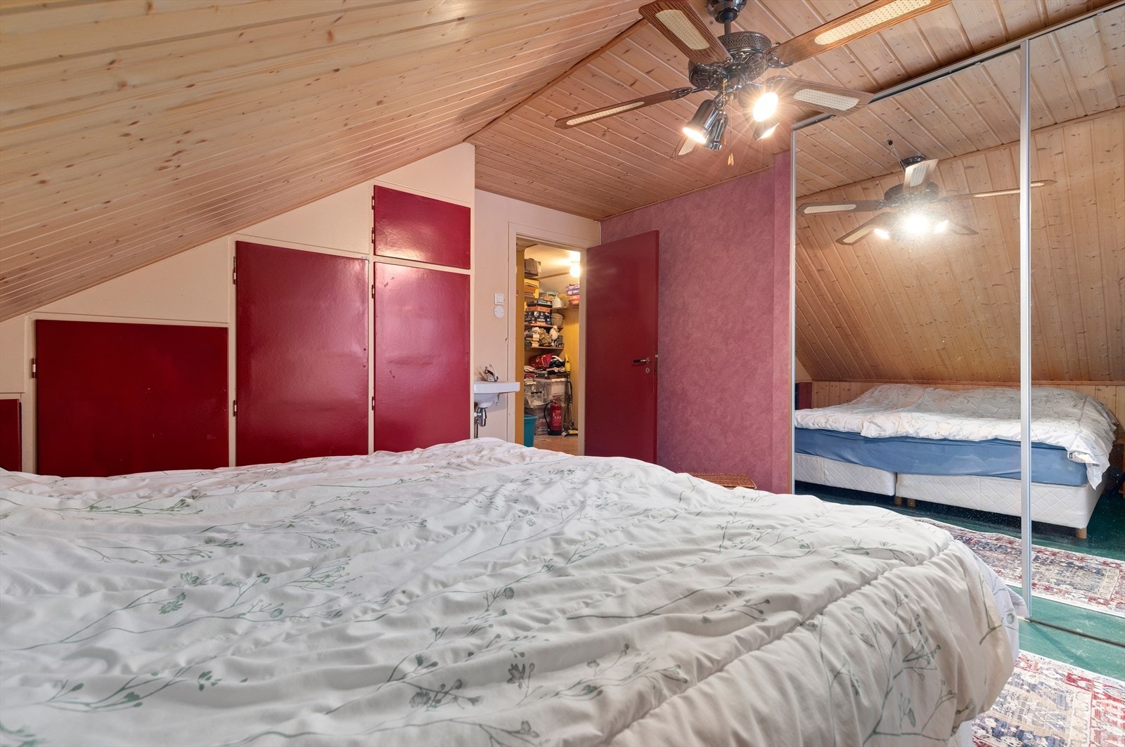 Skyvedørsgarderobe og plassbygde skap Galleribilde