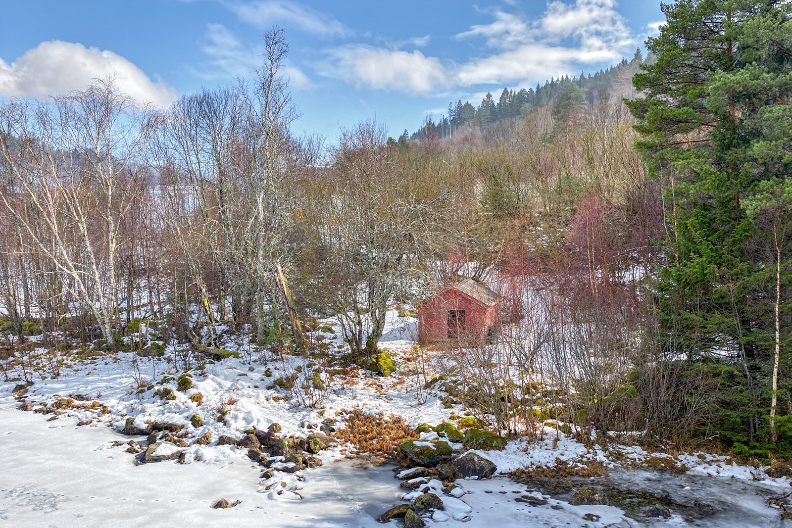 Naust ved Hovdevatnet, eiendommen har jaktrett og fiskerett i vatnet Galleribilde