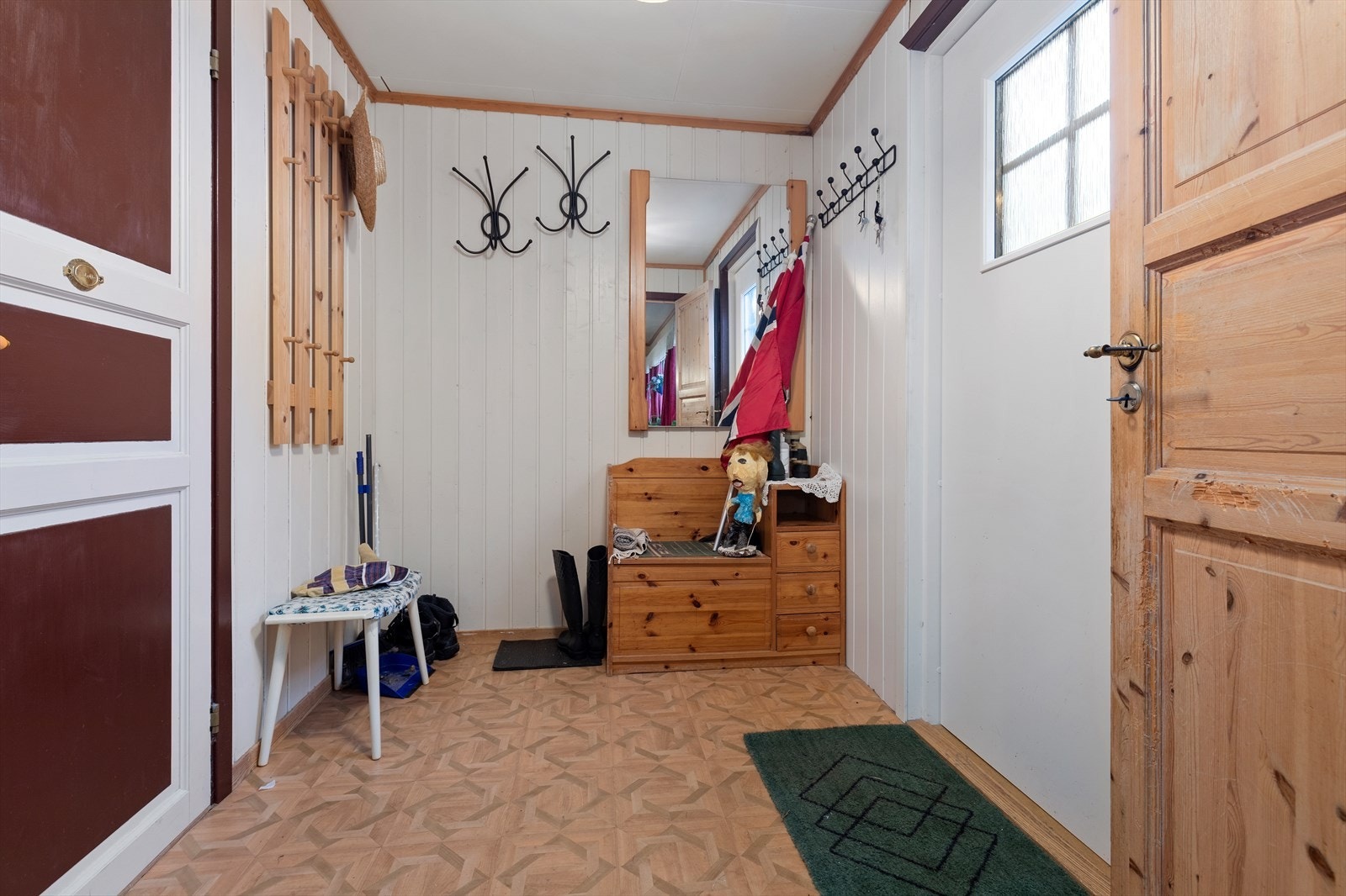 Entre med plass for garderobe og yttertøy Galleribilde